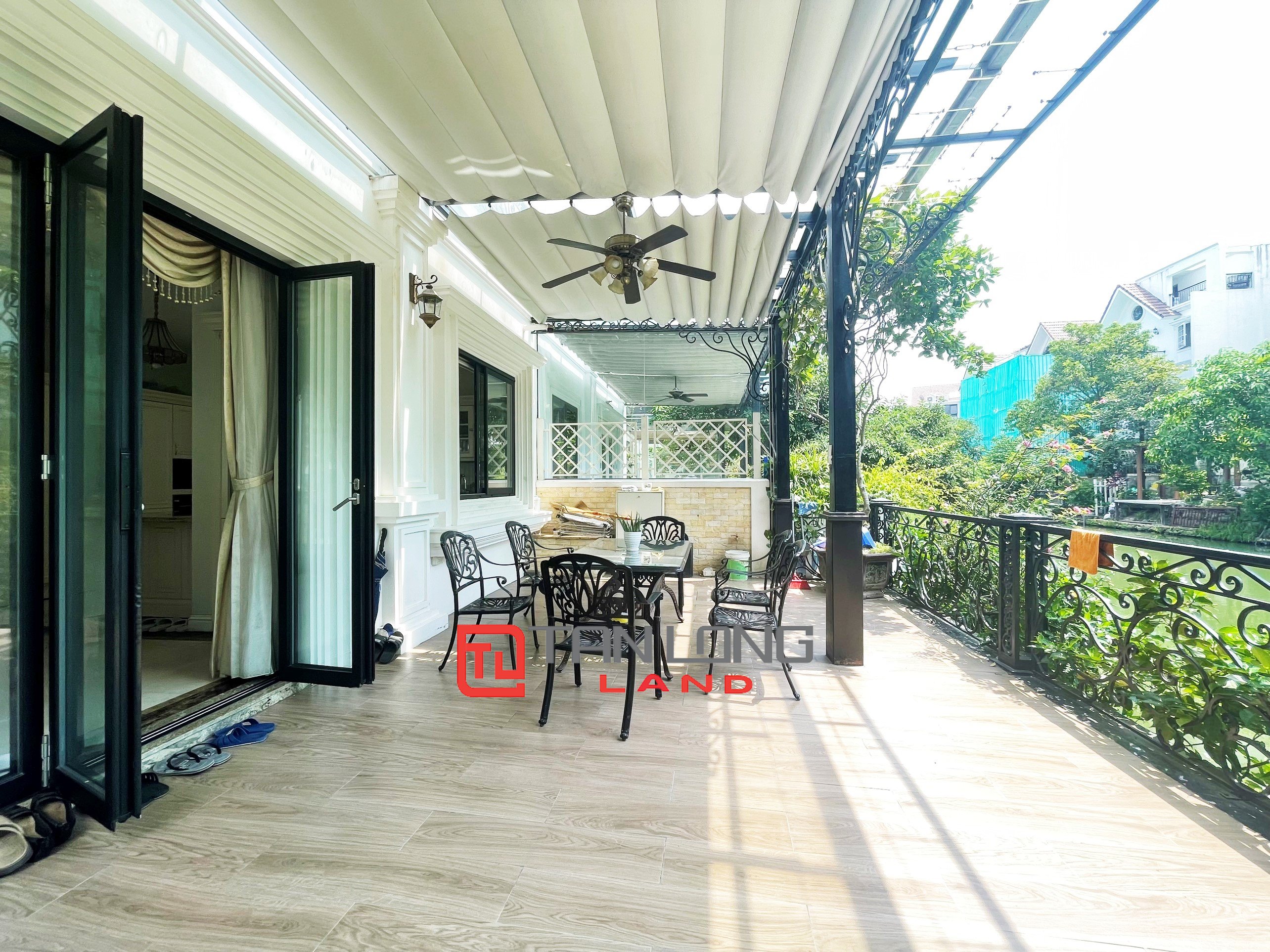 Cho thuê Biệt thự full nội thất 4 phòng ngủ gần trường BIS tại Vinhomes Riverside 10