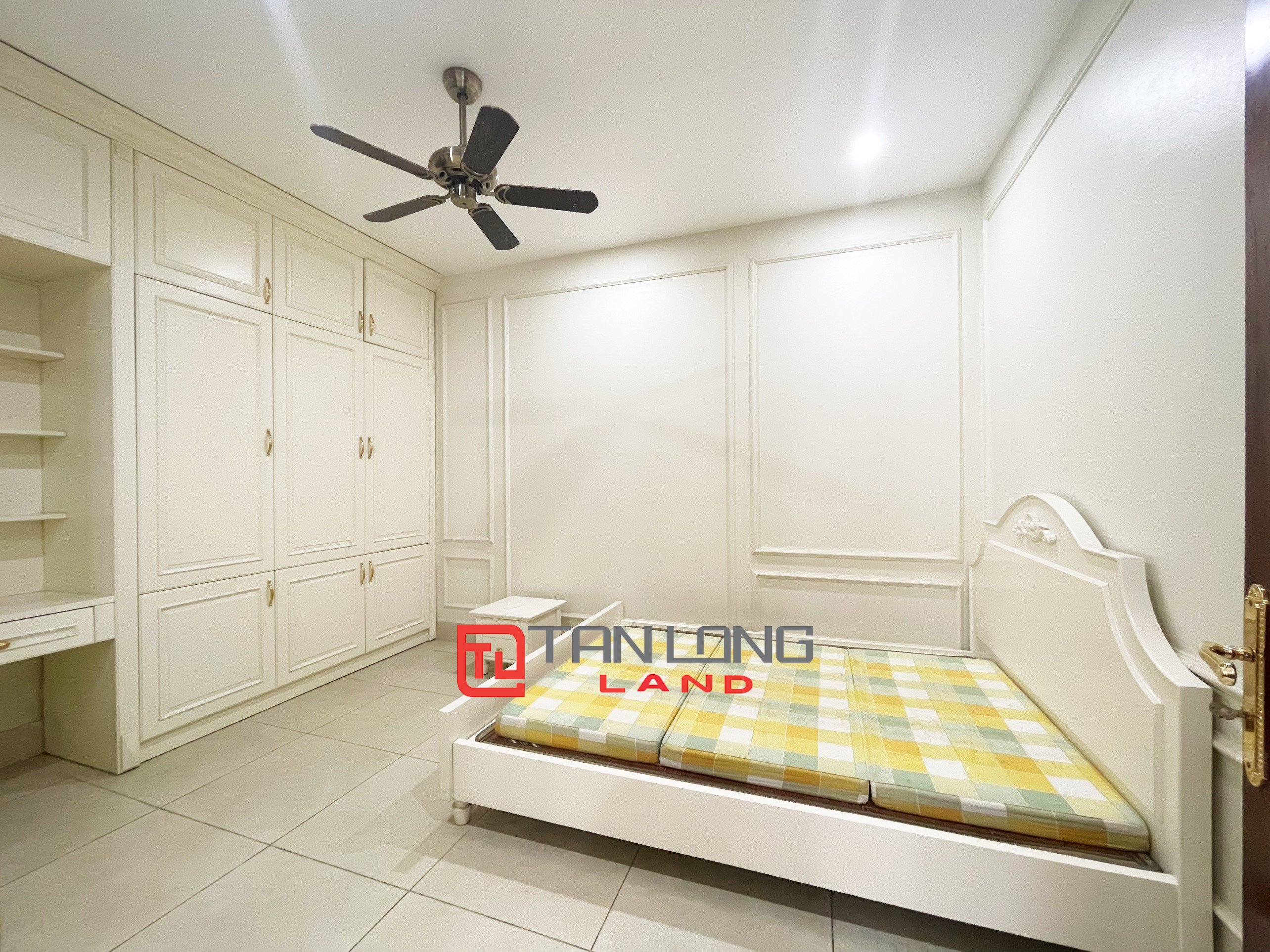 Cho thuê Biệt thự full nội thất 4 phòng ngủ gần trường BIS tại Vinhomes Riverside 12