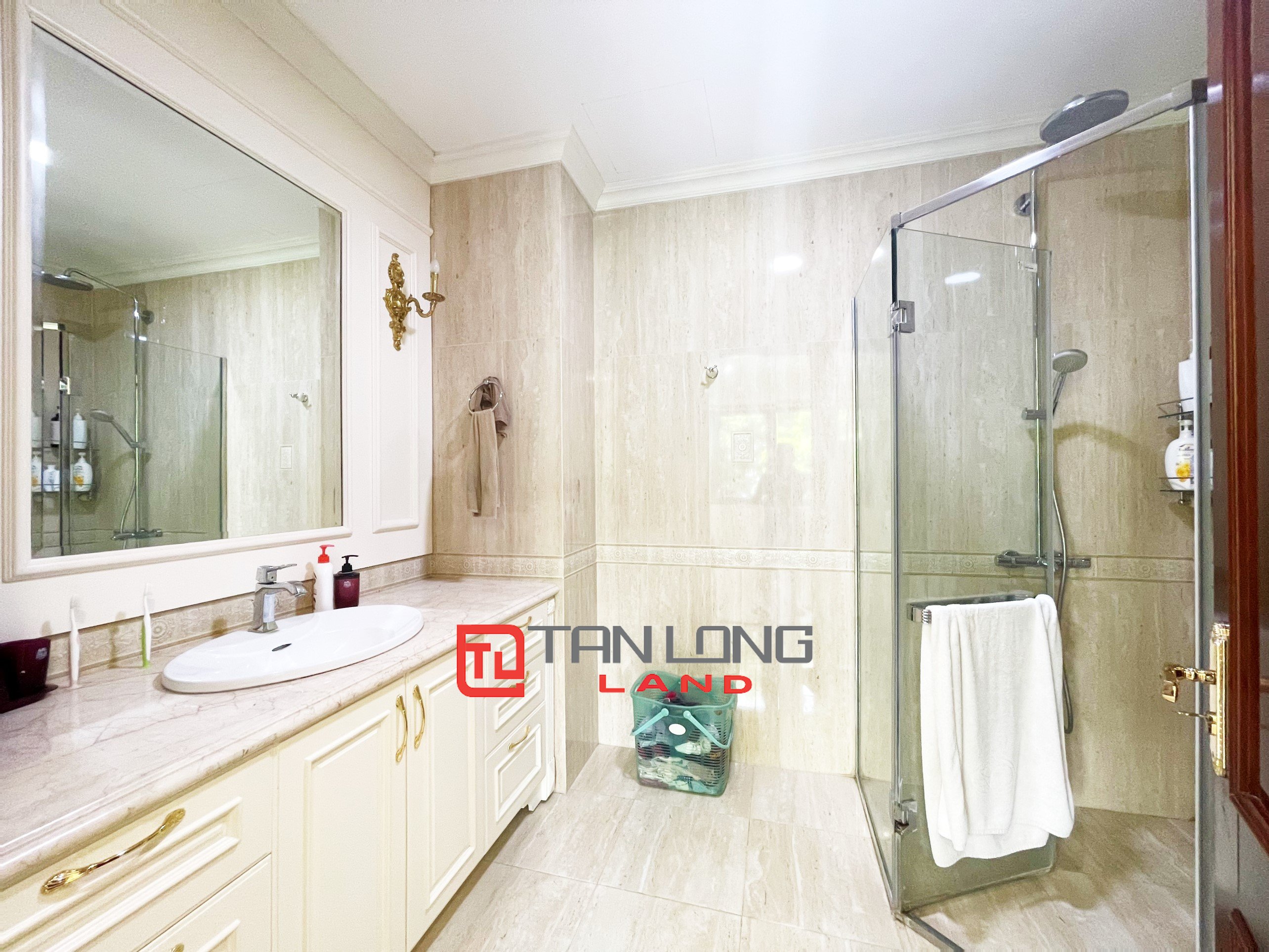 Cho thuê Biệt thự full nội thất 4 phòng ngủ gần trường BIS tại Vinhomes Riverside 17