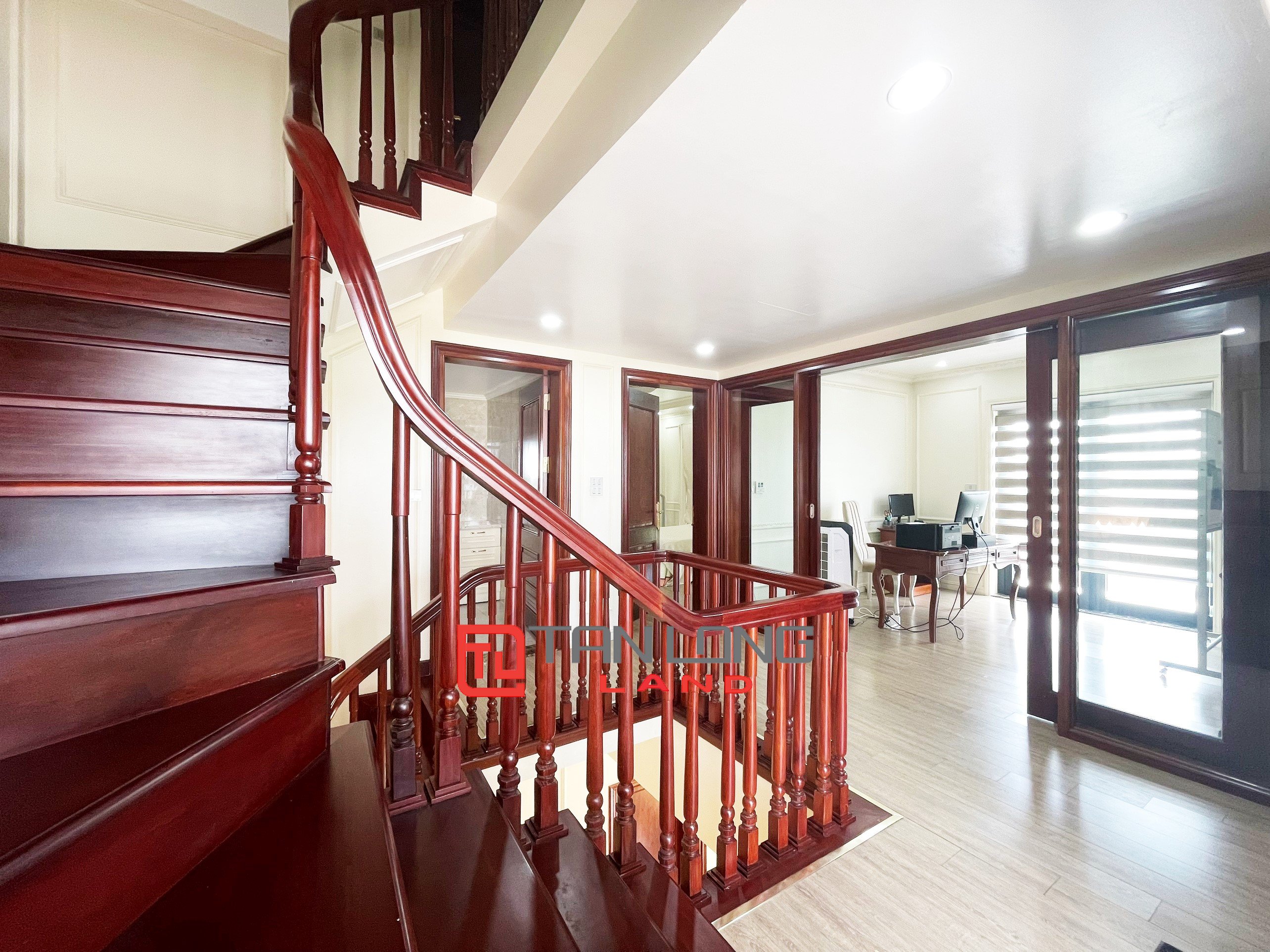 Cho thuê Biệt thự full nội thất 4 phòng ngủ gần trường BIS tại Vinhomes Riverside 22