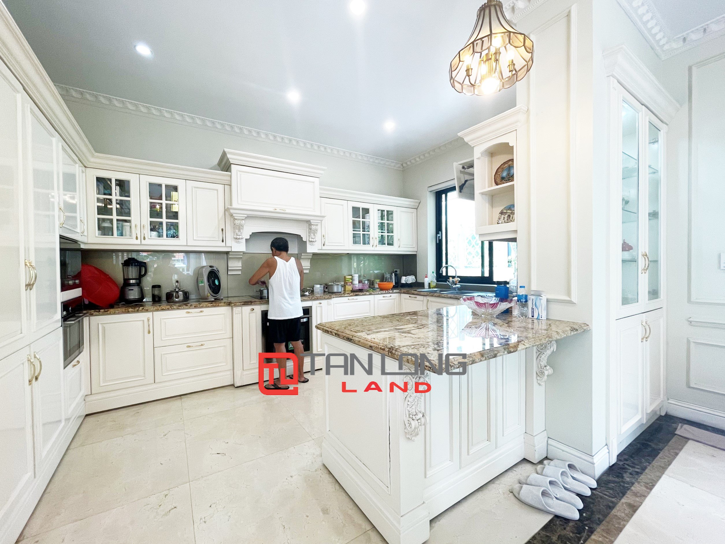 Cho thuê Biệt thự full nội thất 4 phòng ngủ gần trường BIS tại Vinhomes Riverside 8