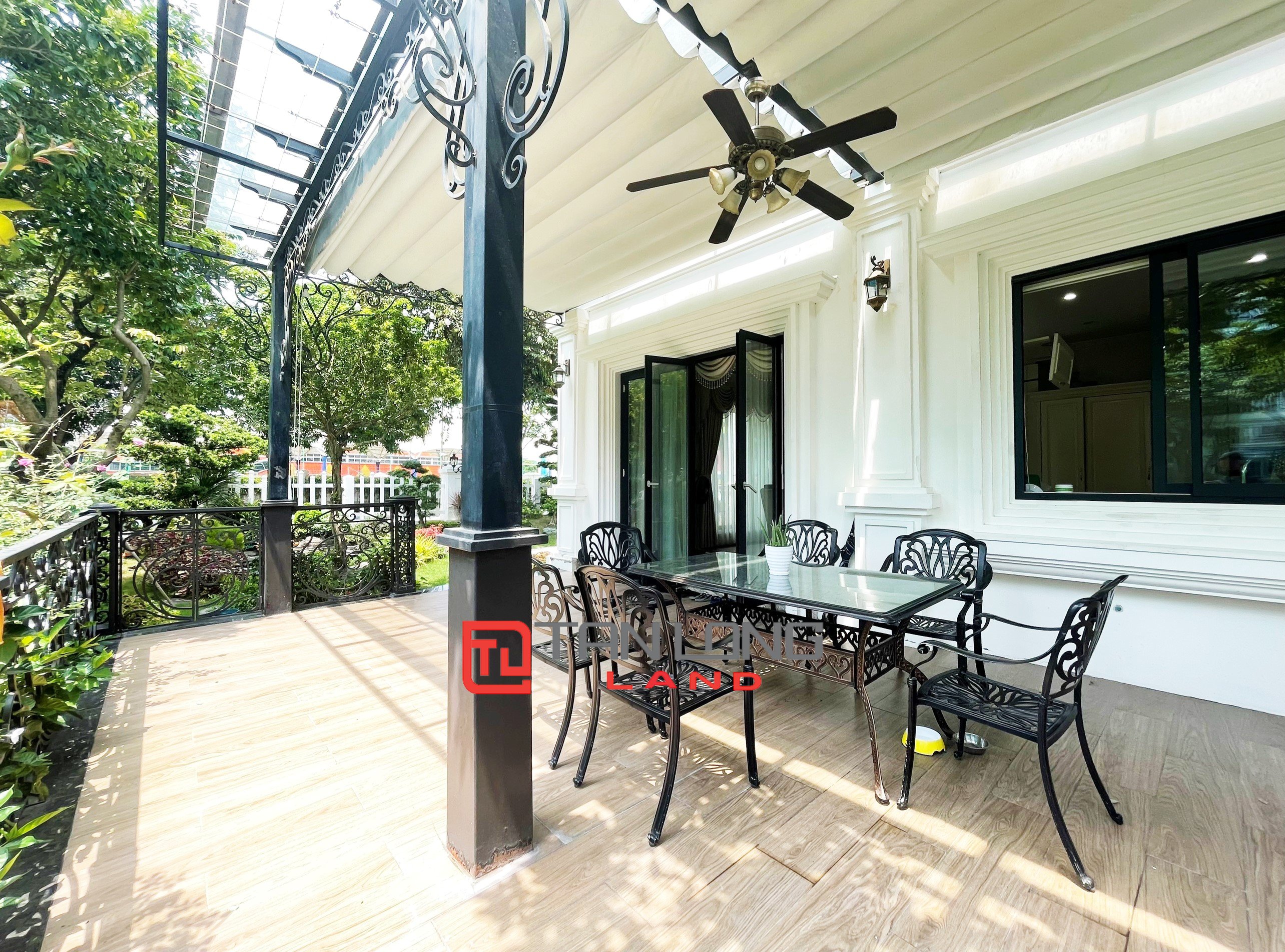 Cho thuê Biệt thự full nội thất 4 phòng ngủ gần trường BIS tại Vinhomes Riverside 9
