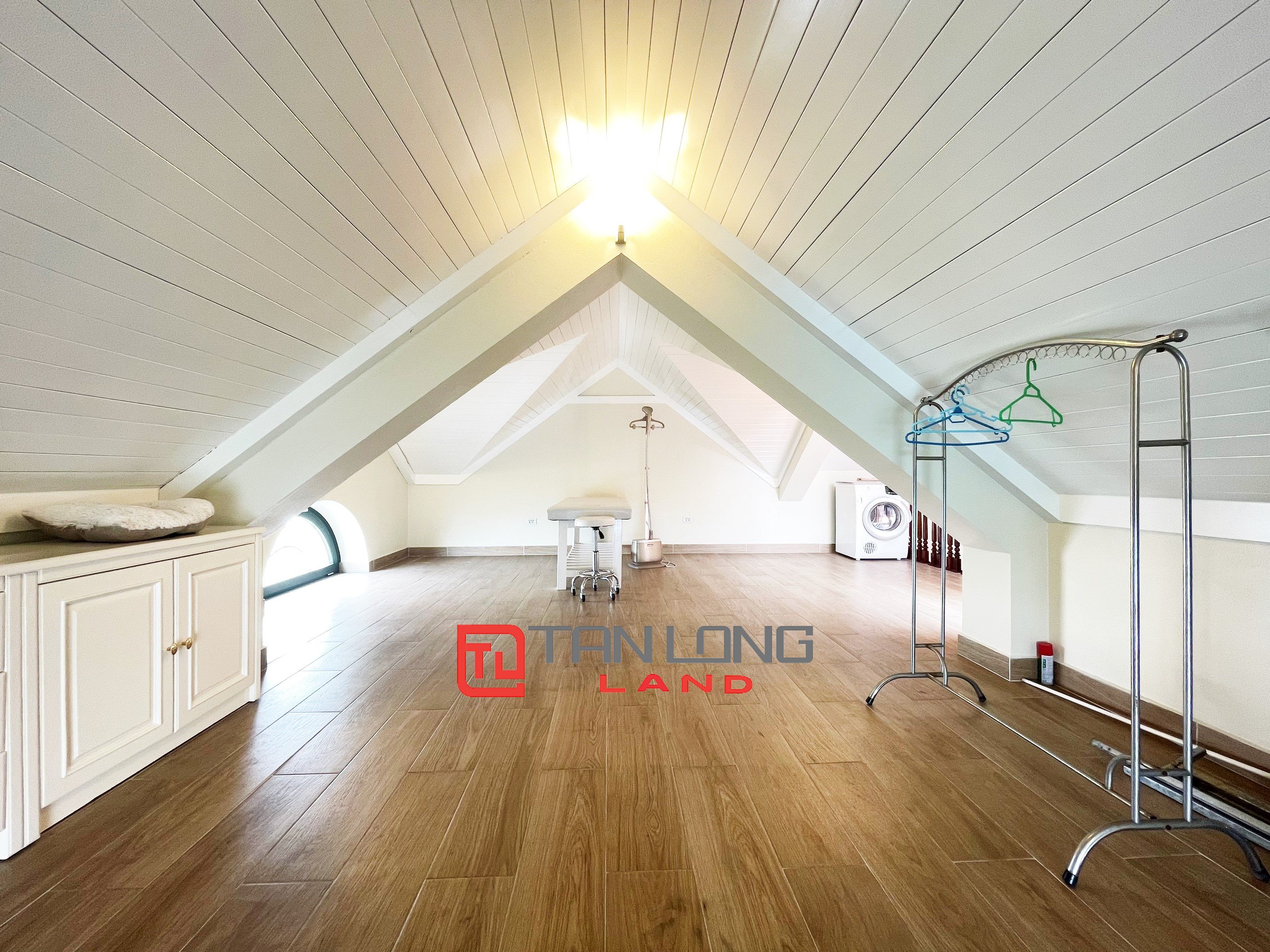 Cho thuê Biệt thự full nội thất 4 phòng ngủ gần trường BIS tại Vinhomes Riverside 26