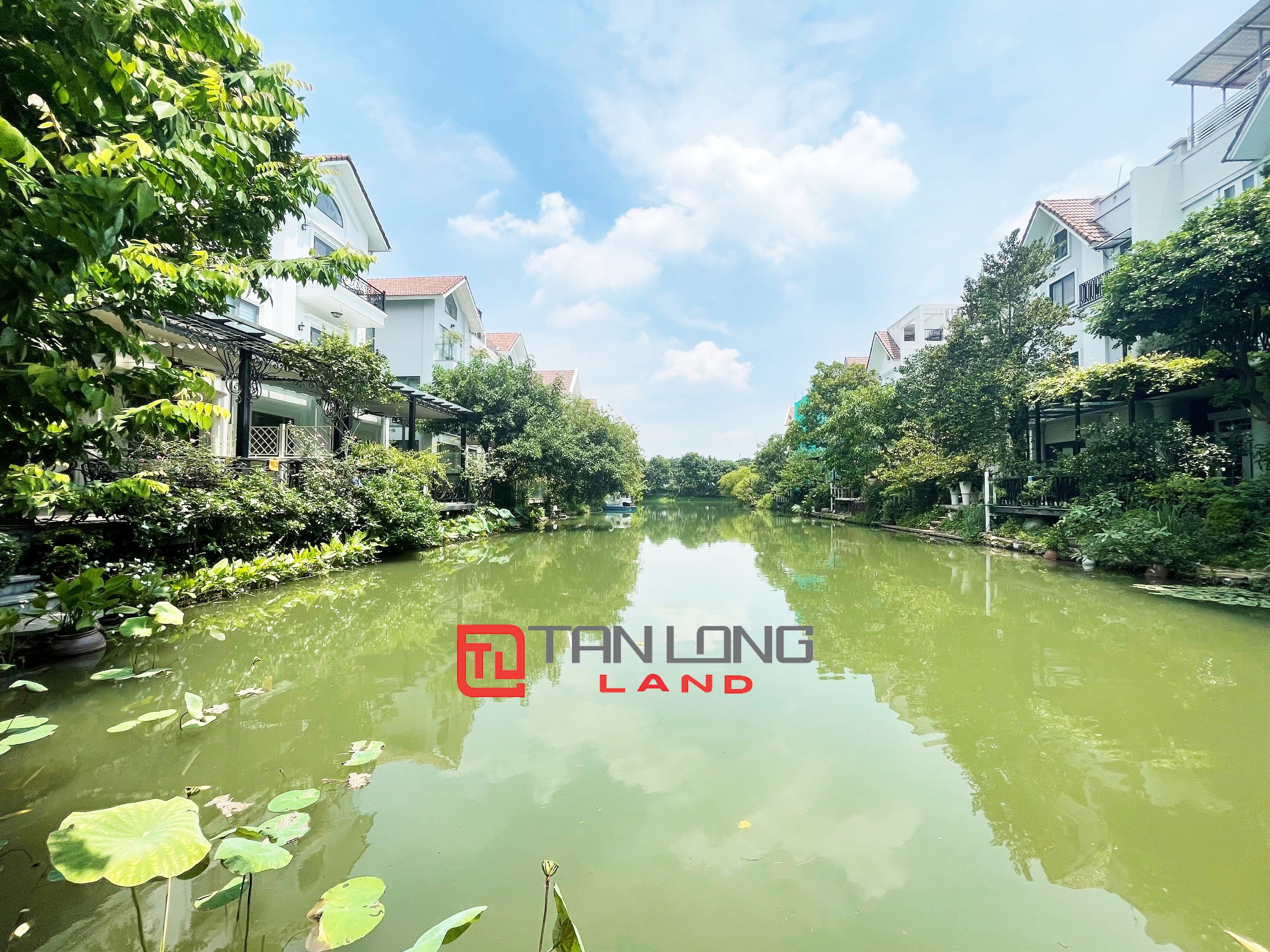Cho thuê Biệt thự full nội thất 4 phòng ngủ gần trường BIS tại Vinhomes Riverside 1