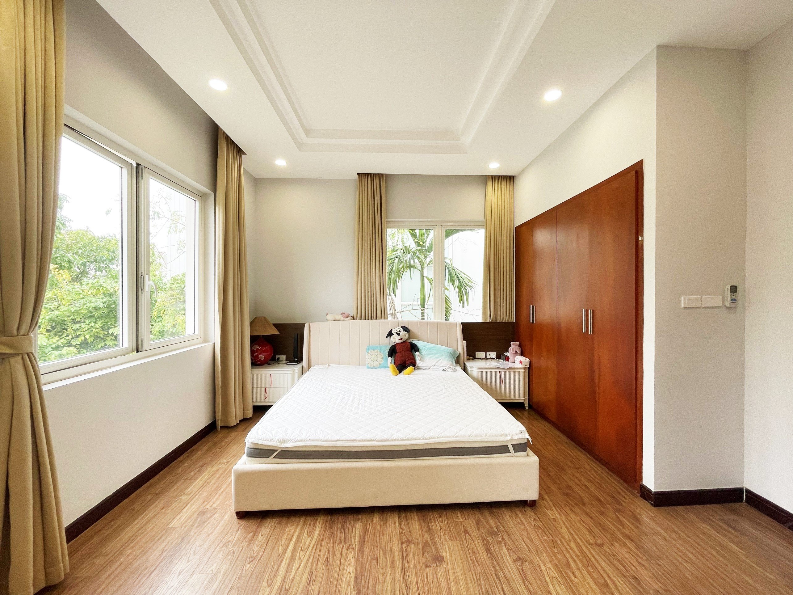 Cho thuê biệt thự Hoa Sữa có hầm 4 phòng ngủ Vinhomes Riverside 10