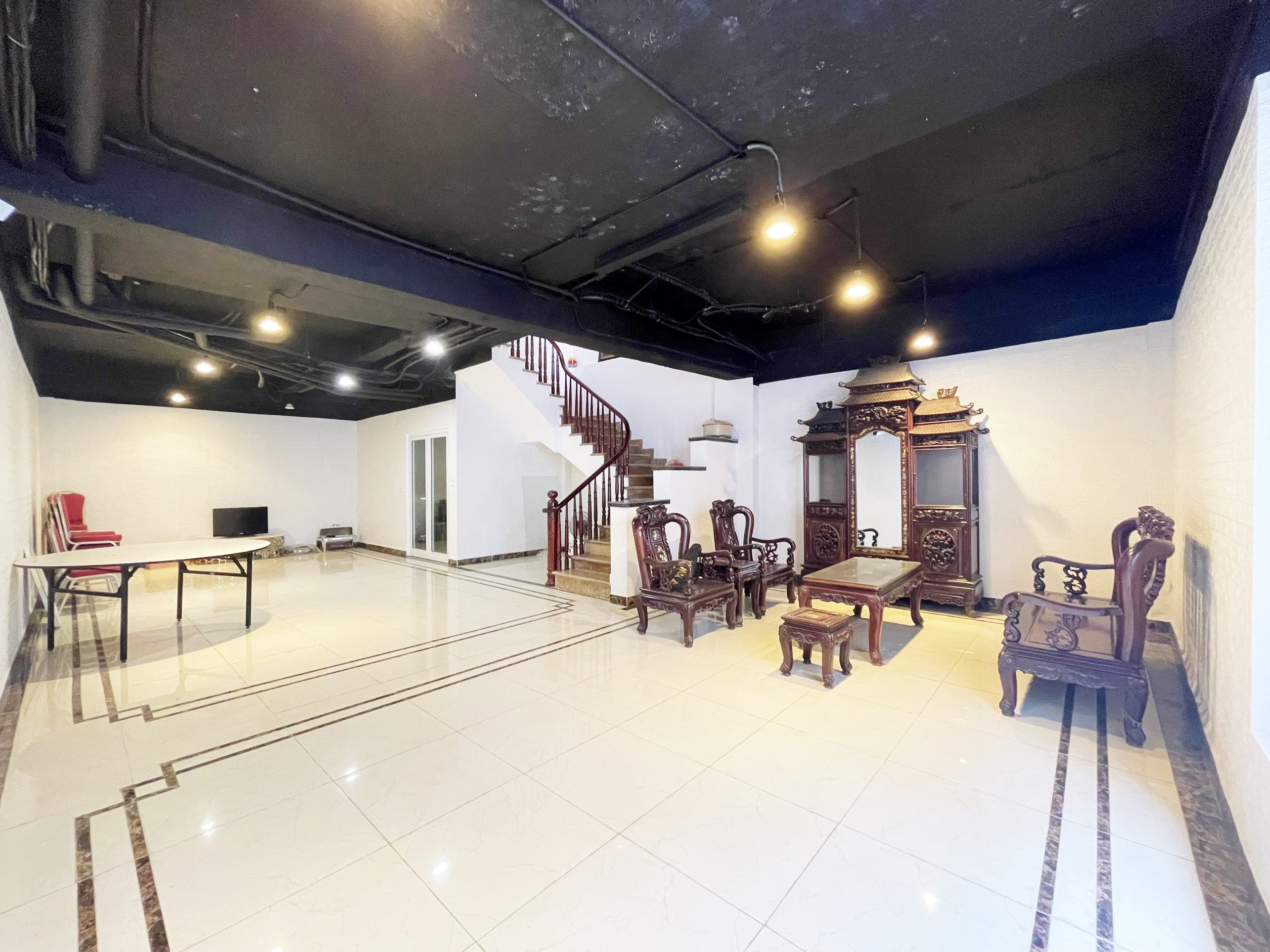 Cho thuê biệt thự Hoa Sữa có hầm 4 phòng ngủ Vinhomes Riverside 11