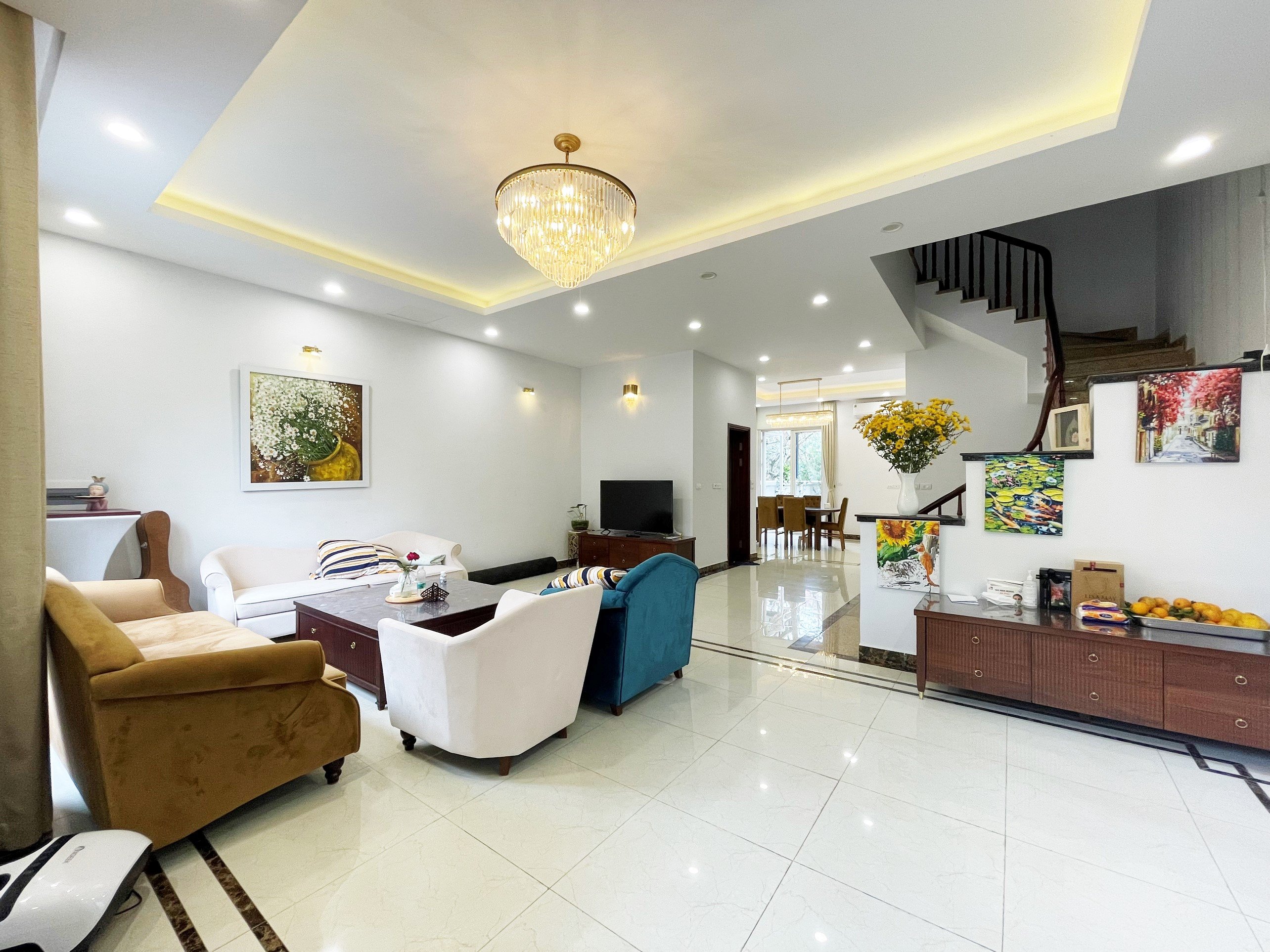 Cho thuê biệt thự Hoa Sữa có hầm 4 phòng ngủ Vinhomes Riverside 2
