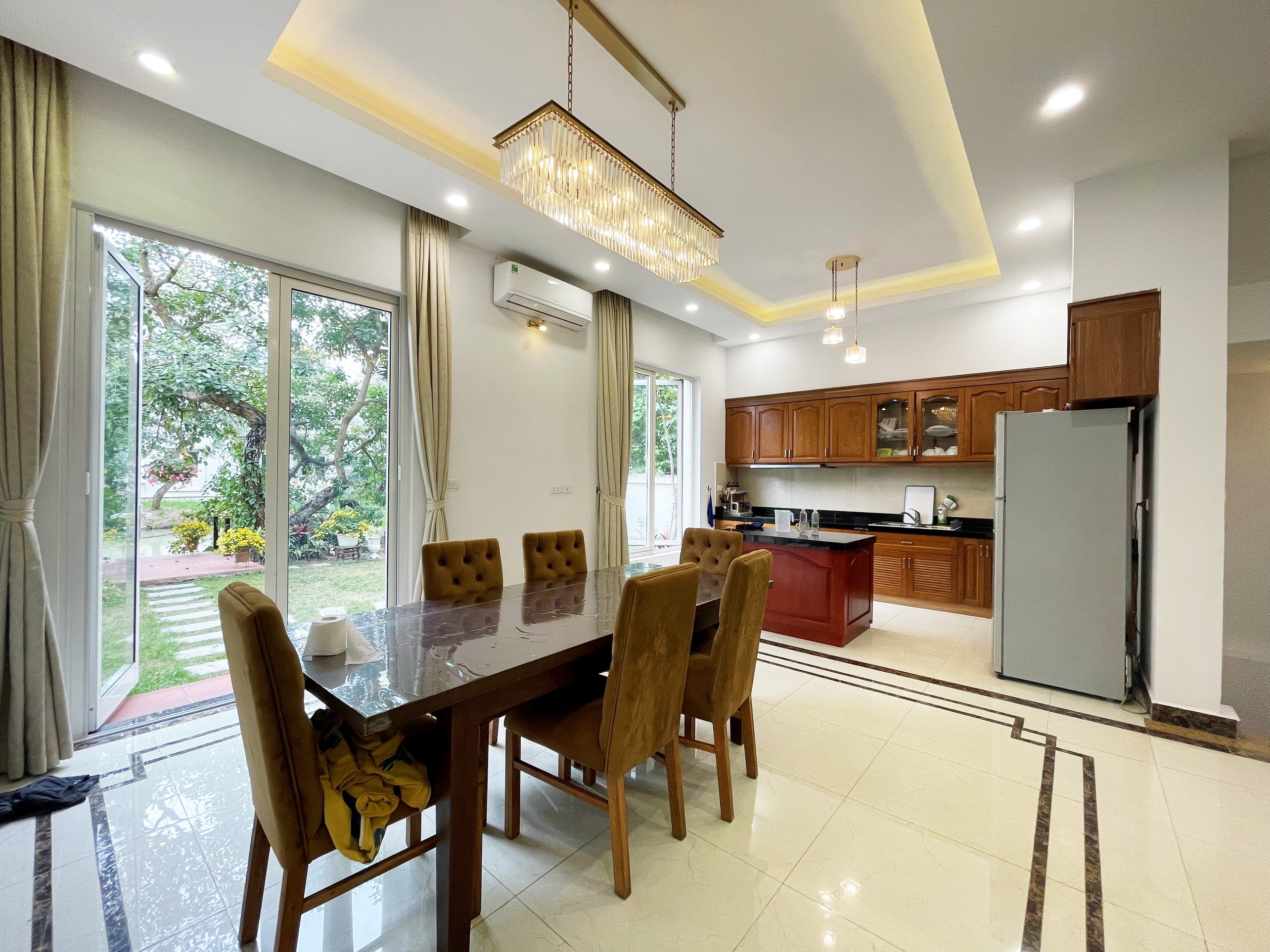 Cho thuê biệt thự Hoa Sữa có hầm 4 phòng ngủ Vinhomes Riverside 4