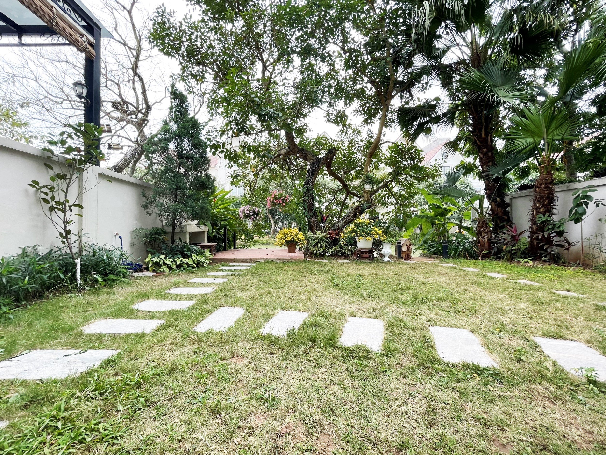 Cho thuê biệt thự Hoa Sữa có hầm 4 phòng ngủ Vinhomes Riverside 5