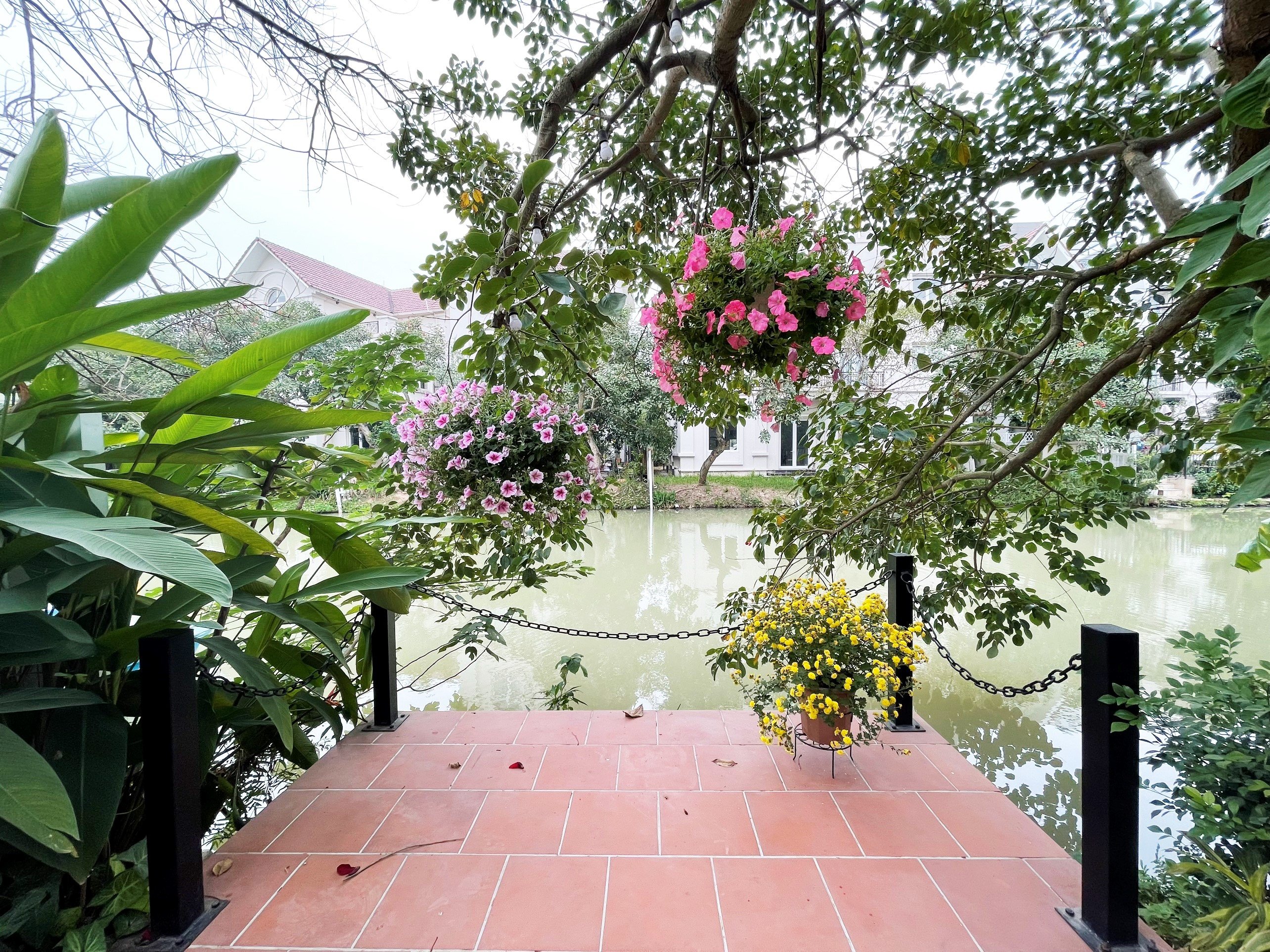 Cho thuê biệt thự Hoa Sữa có hầm 4 phòng ngủ Vinhomes Riverside 6