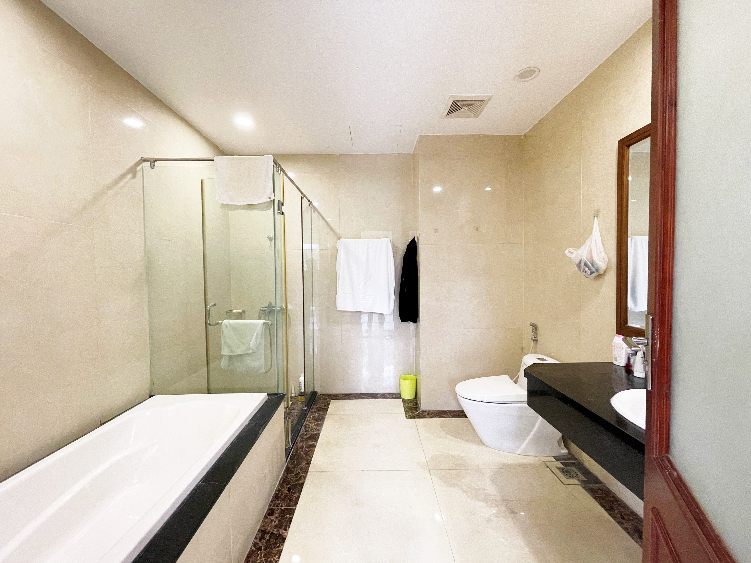 Cho thuê biệt thự Hoa Sữa có hầm 4 phòng ngủ Vinhomes Riverside 8