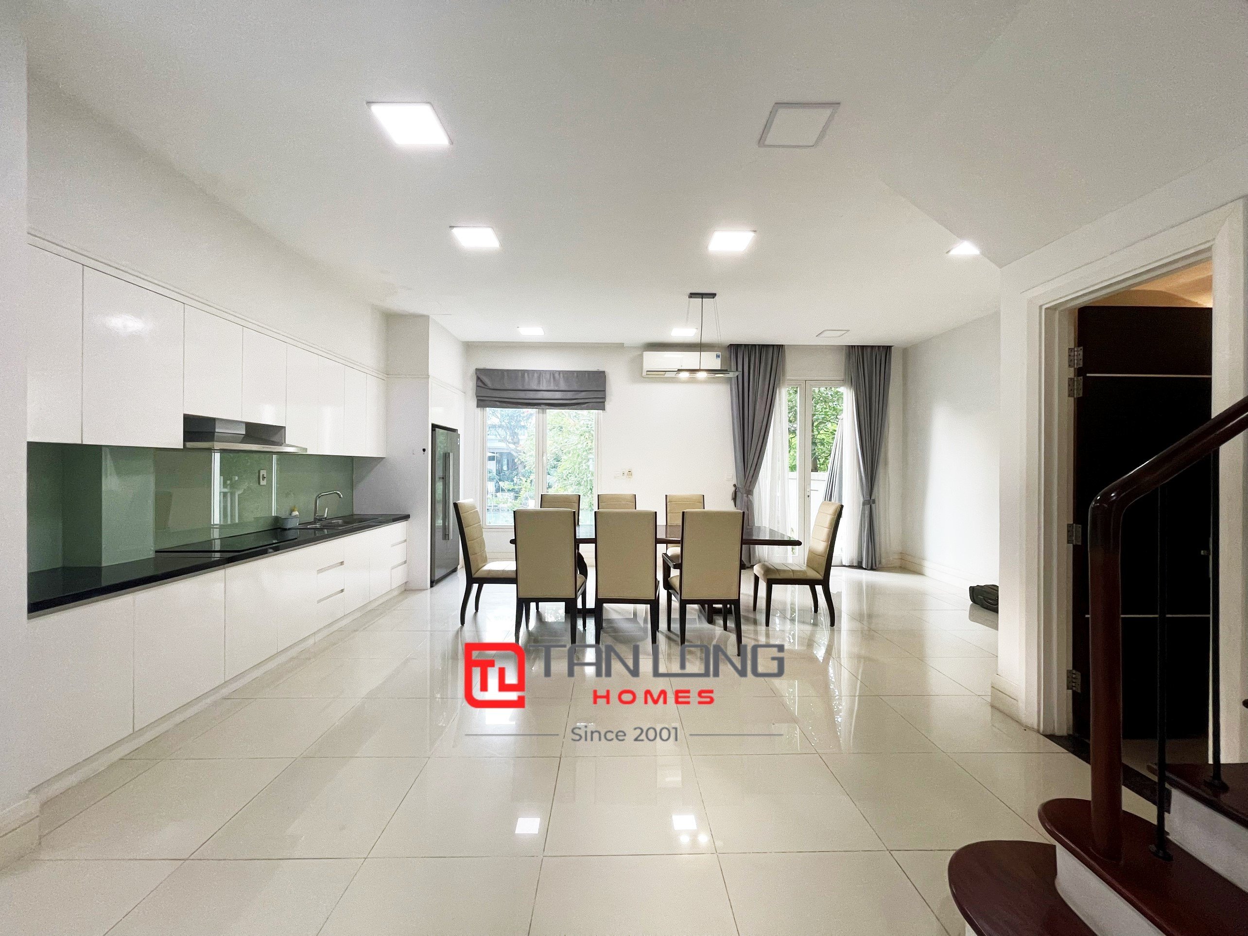Cho thuê biệt thự hướng Đông Nam giá rẻ Vinhomes Riverside 3