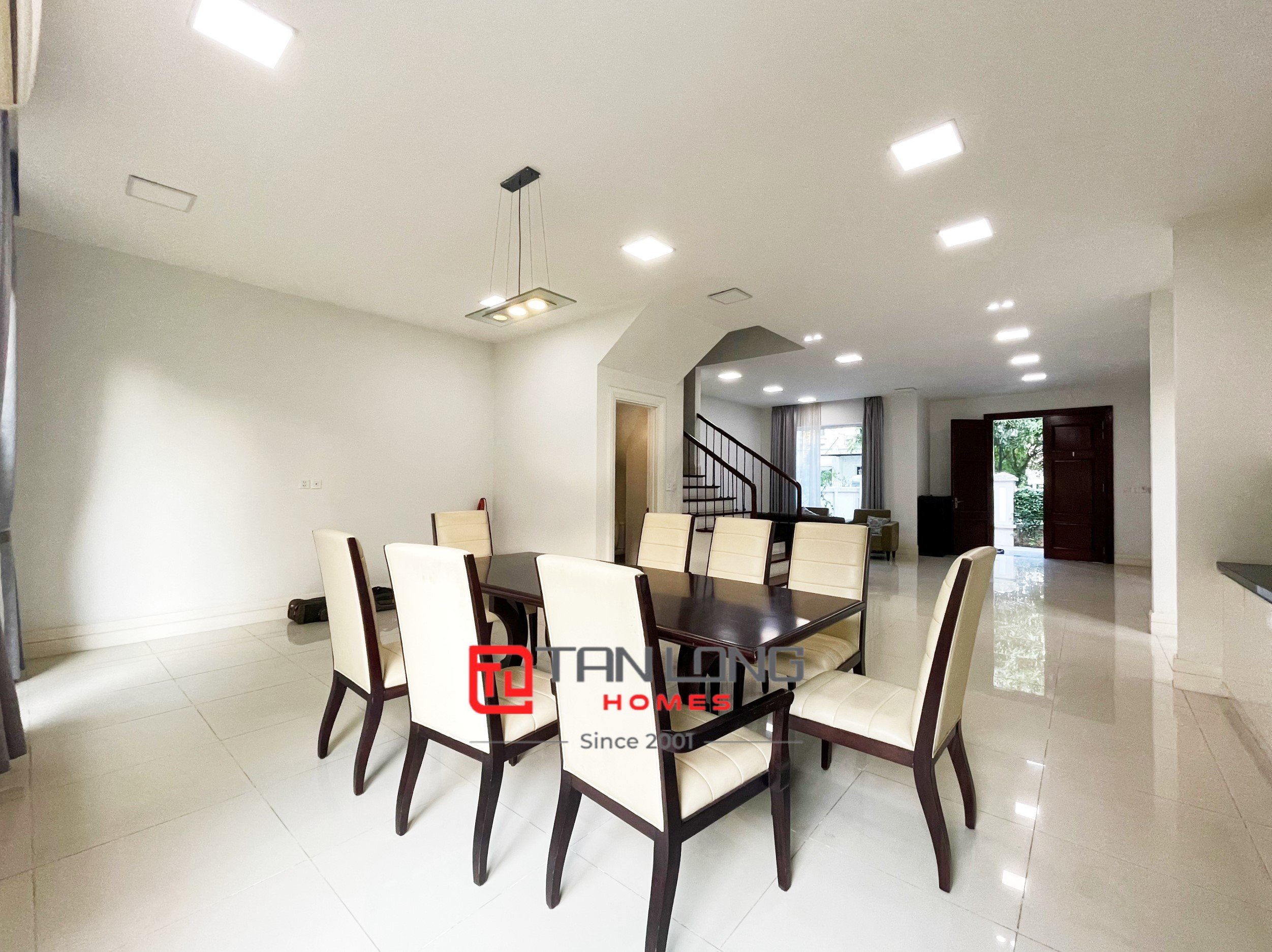 Cho thuê biệt thự hướng Đông Nam giá rẻ Vinhomes Riverside 4