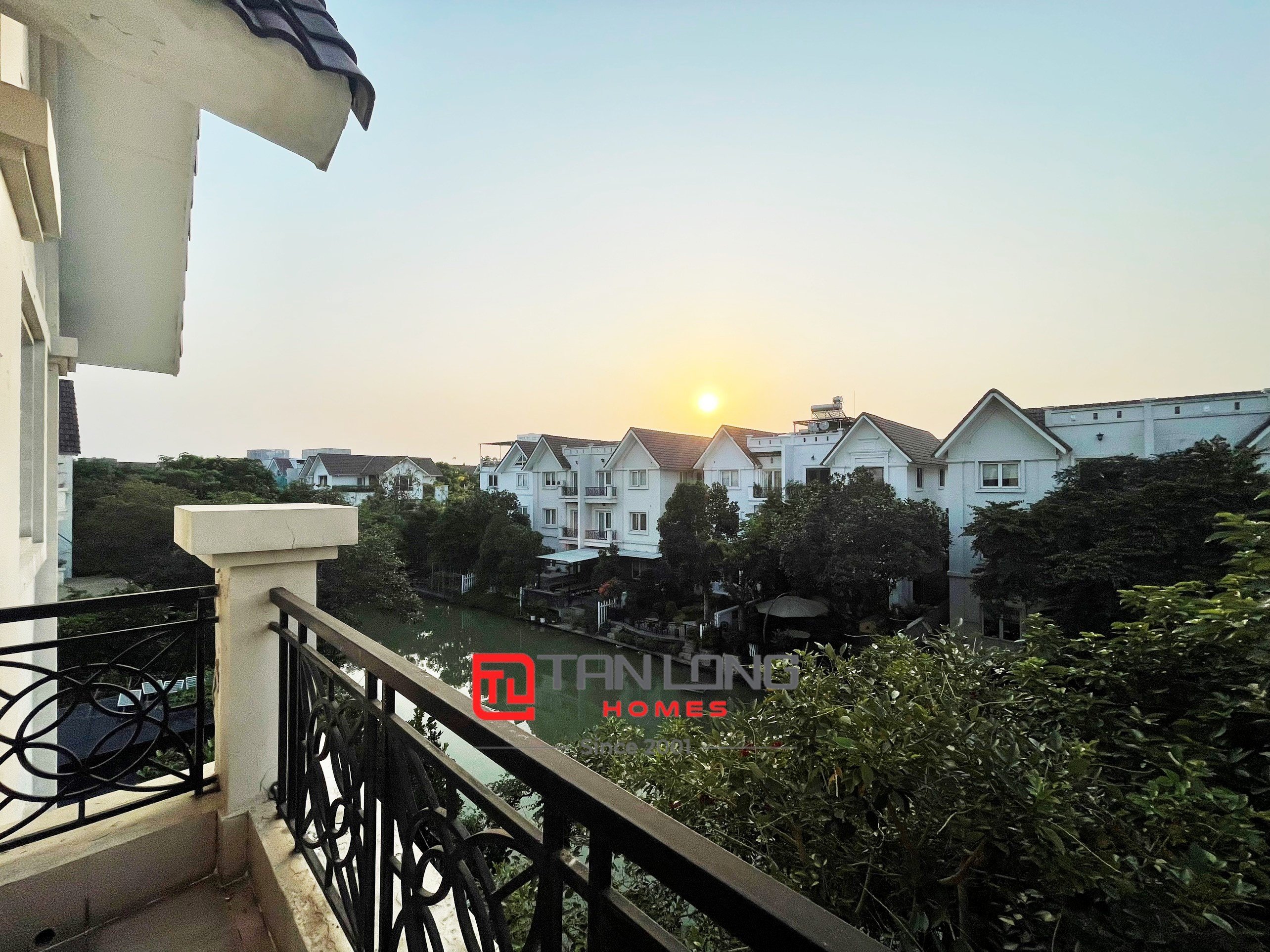 Cho thuê biệt thự hướng Đông Nam giá rẻ Vinhomes Riverside 7