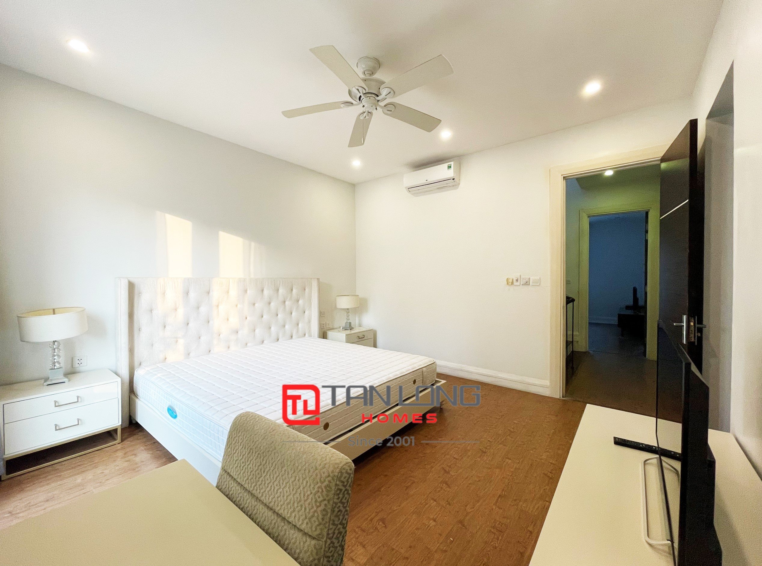 Cho thuê biệt thự hướng Đông Nam giá rẻ Vinhomes Riverside 8