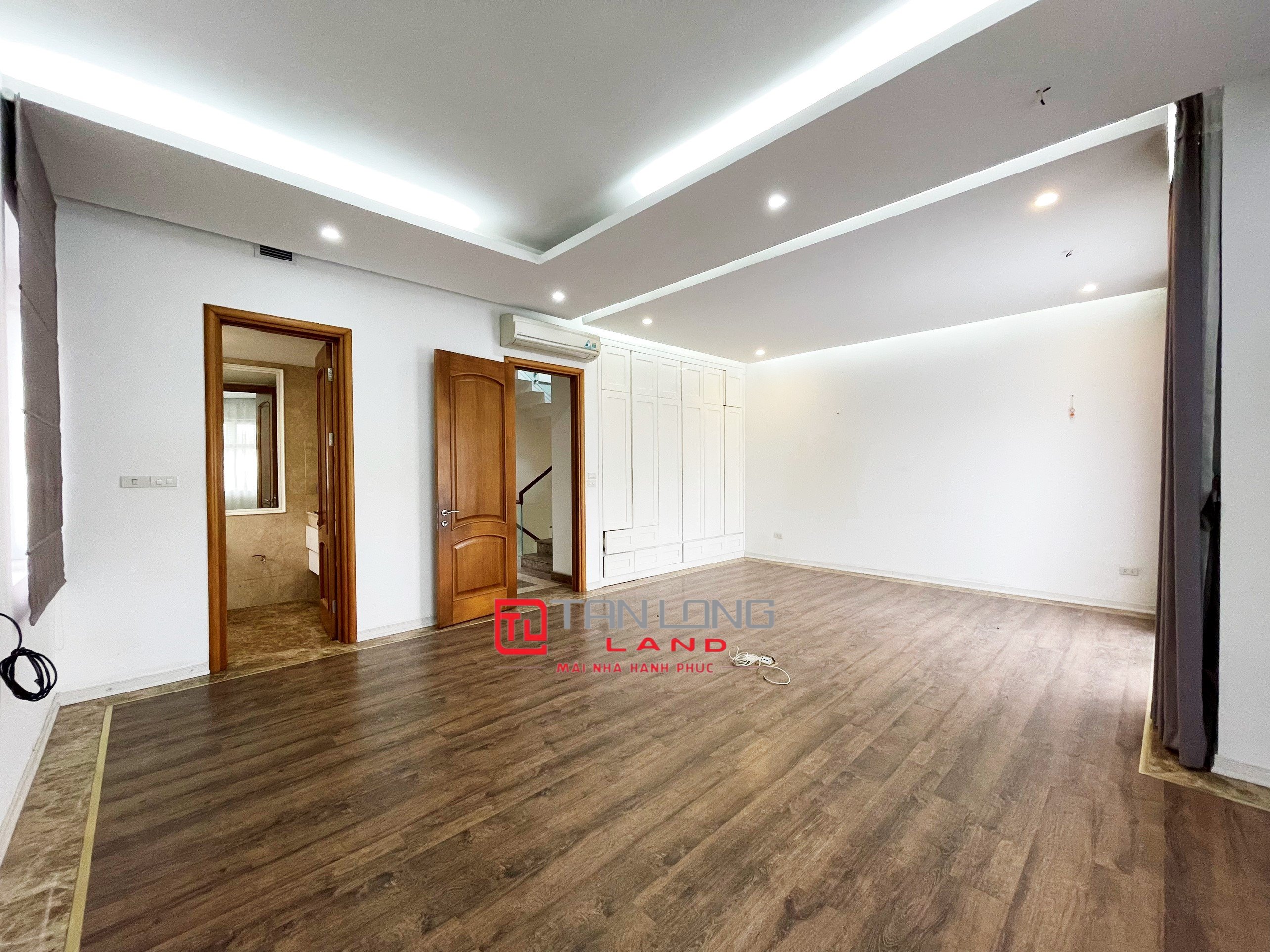 Cho thuê biệt thự không đồ 5 phòng ngủ cạnh BIS School Vinhomes Riverisde 9
