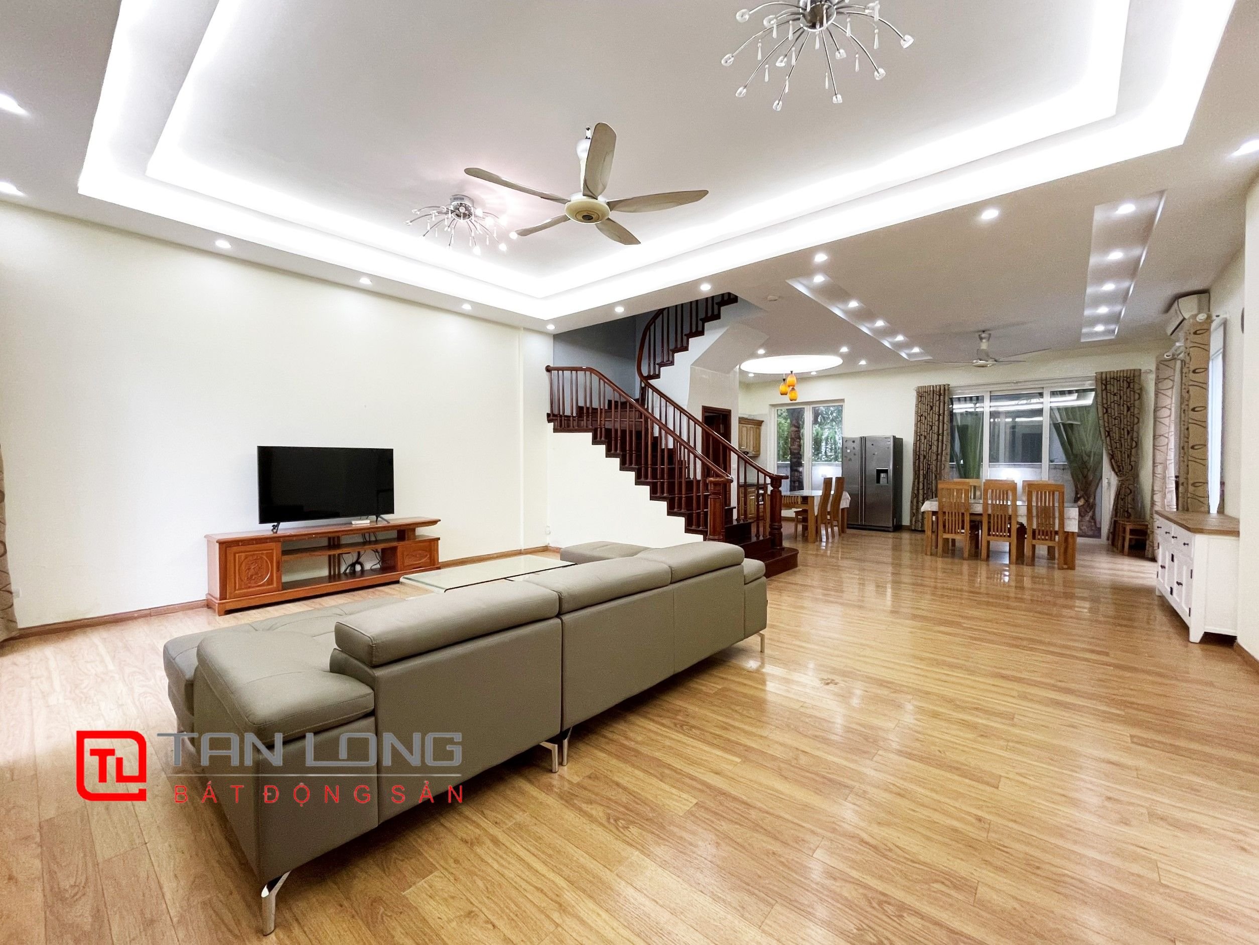 Cho thuê biệt thự mặt đường chính dãy Anh Đào 8 Vinhomes Riverside 1