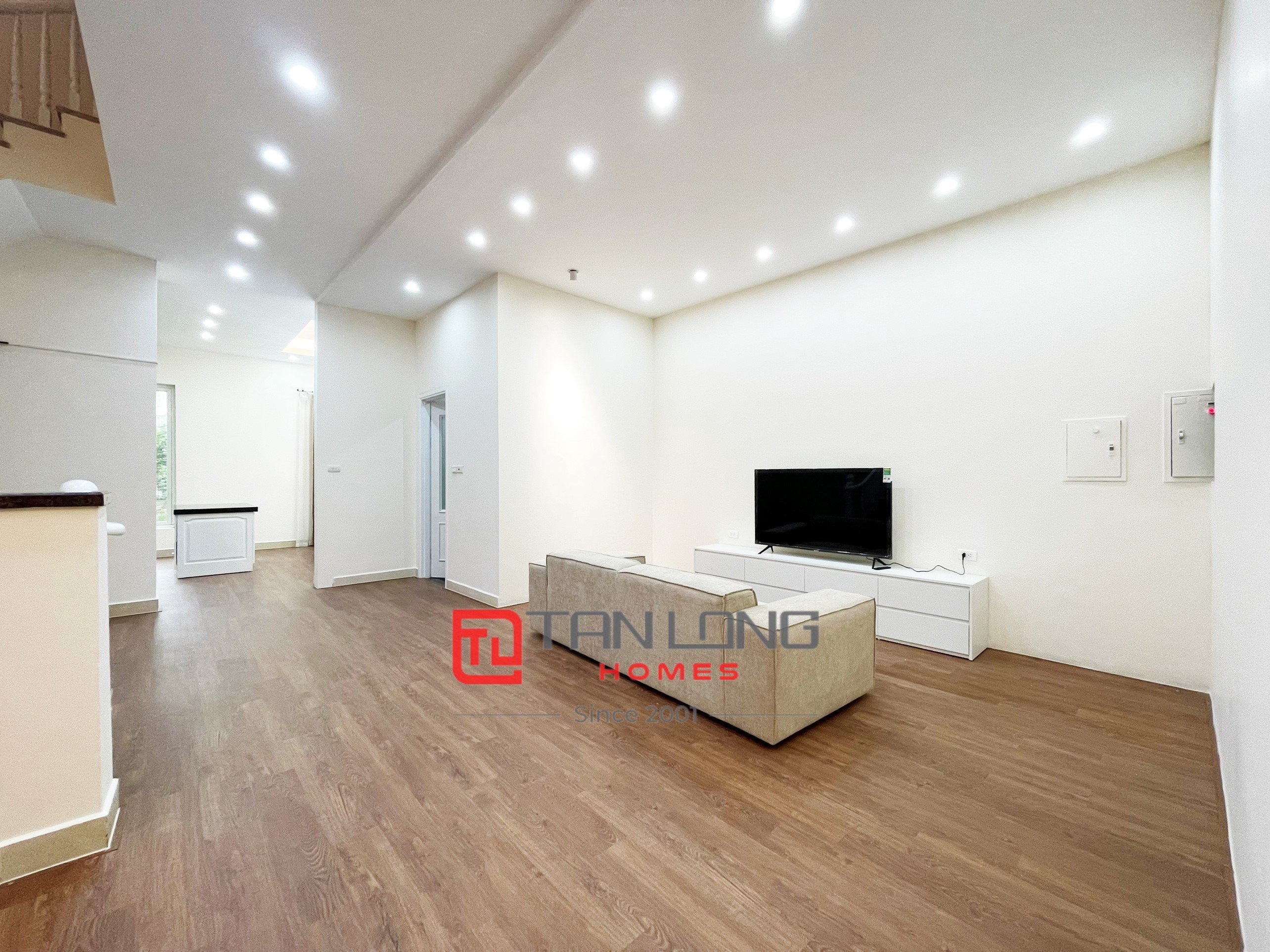 Cho thuê biệt thự mới sơn sửa hướng Đông Nam Hoa Sữa Vinhomes Riverside 2
