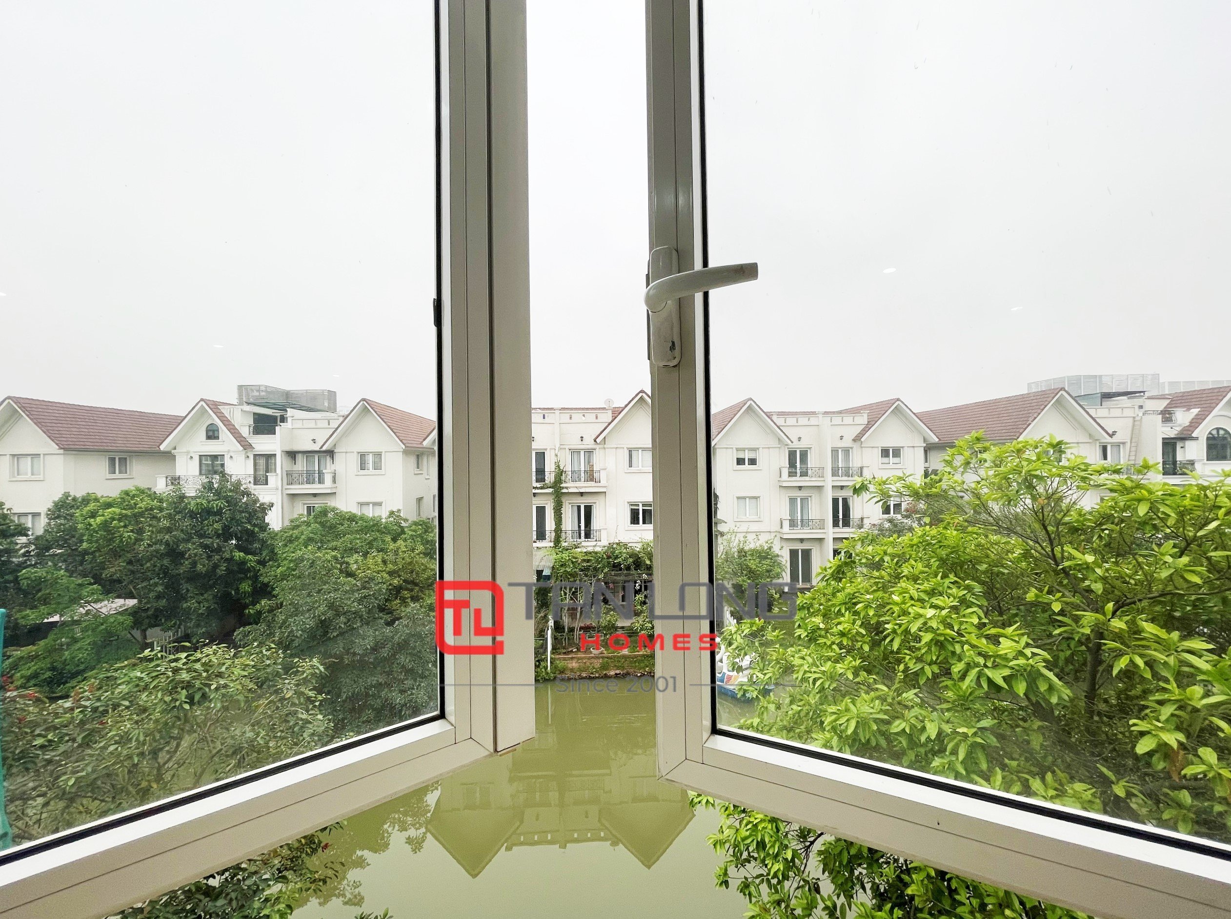 Cho thuê biệt thự mới sơn sửa hướng Đông Nam Hoa Sữa Vinhomes Riverside 9