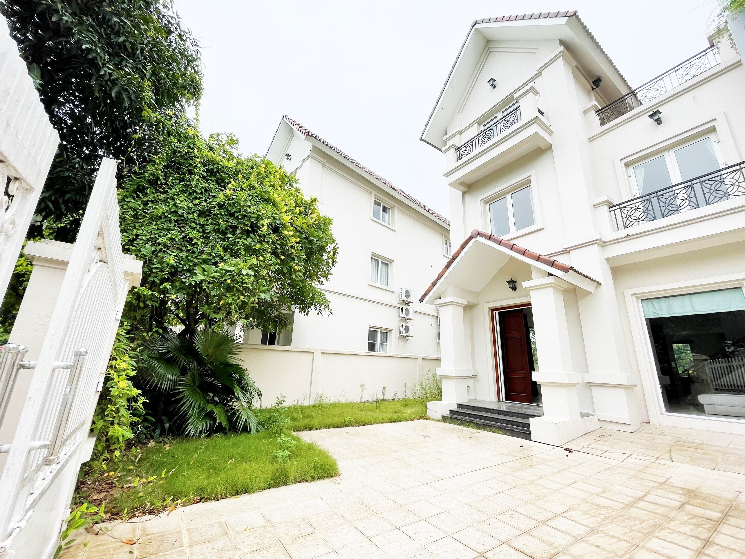 Cho thuê biệt thự sân view công viên sông sau nhà Vinhomes Riverside 1