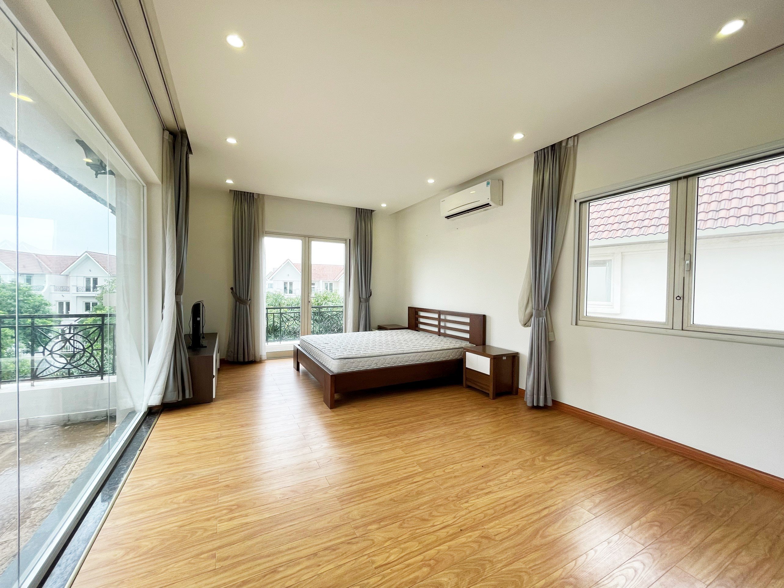 Cho thuê biệt thự sân view công viên sông sau nhà Vinhomes Riverside 10