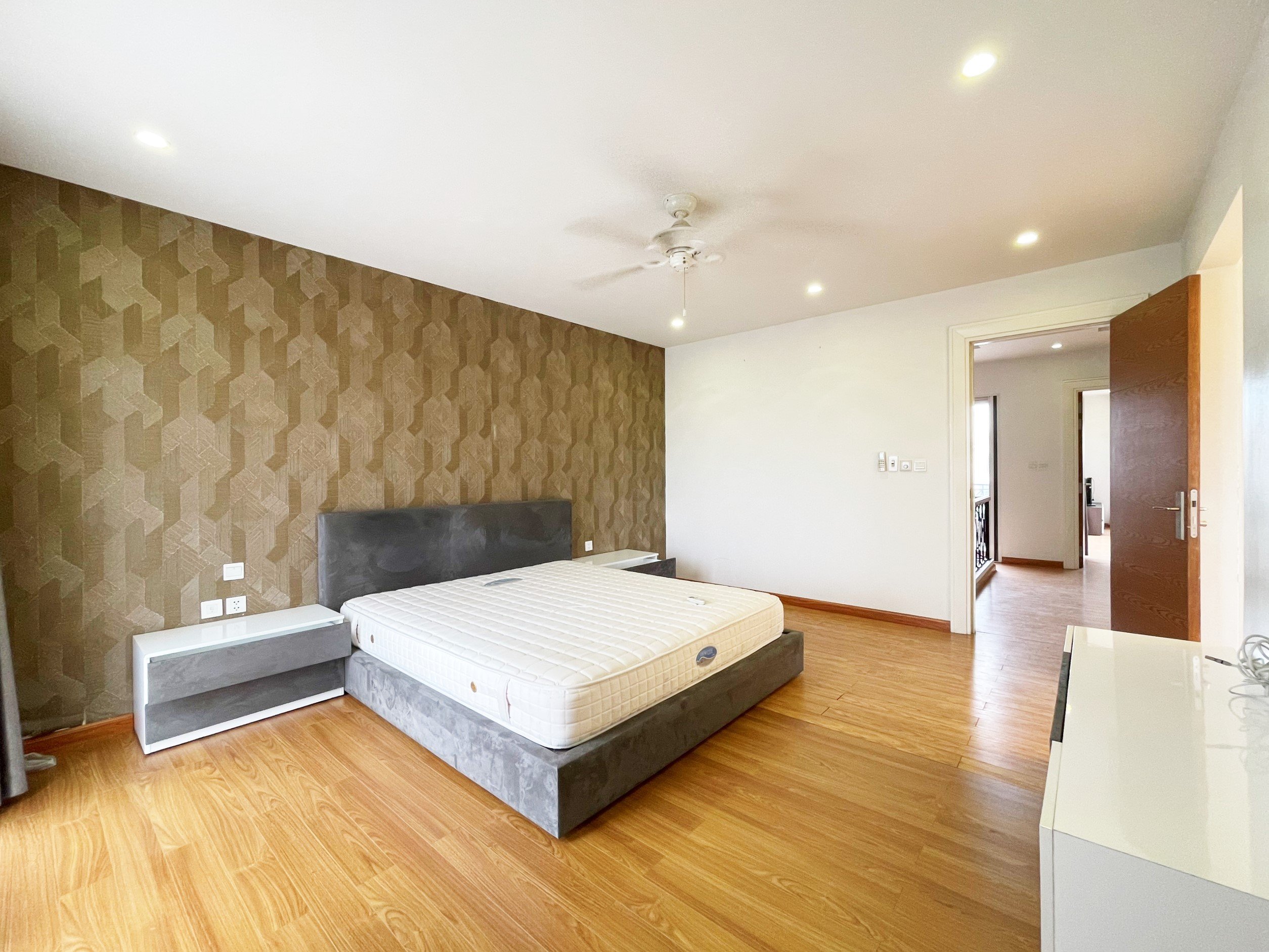 Cho thuê biệt thự sân view công viên sông sau nhà Vinhomes Riverside 11
