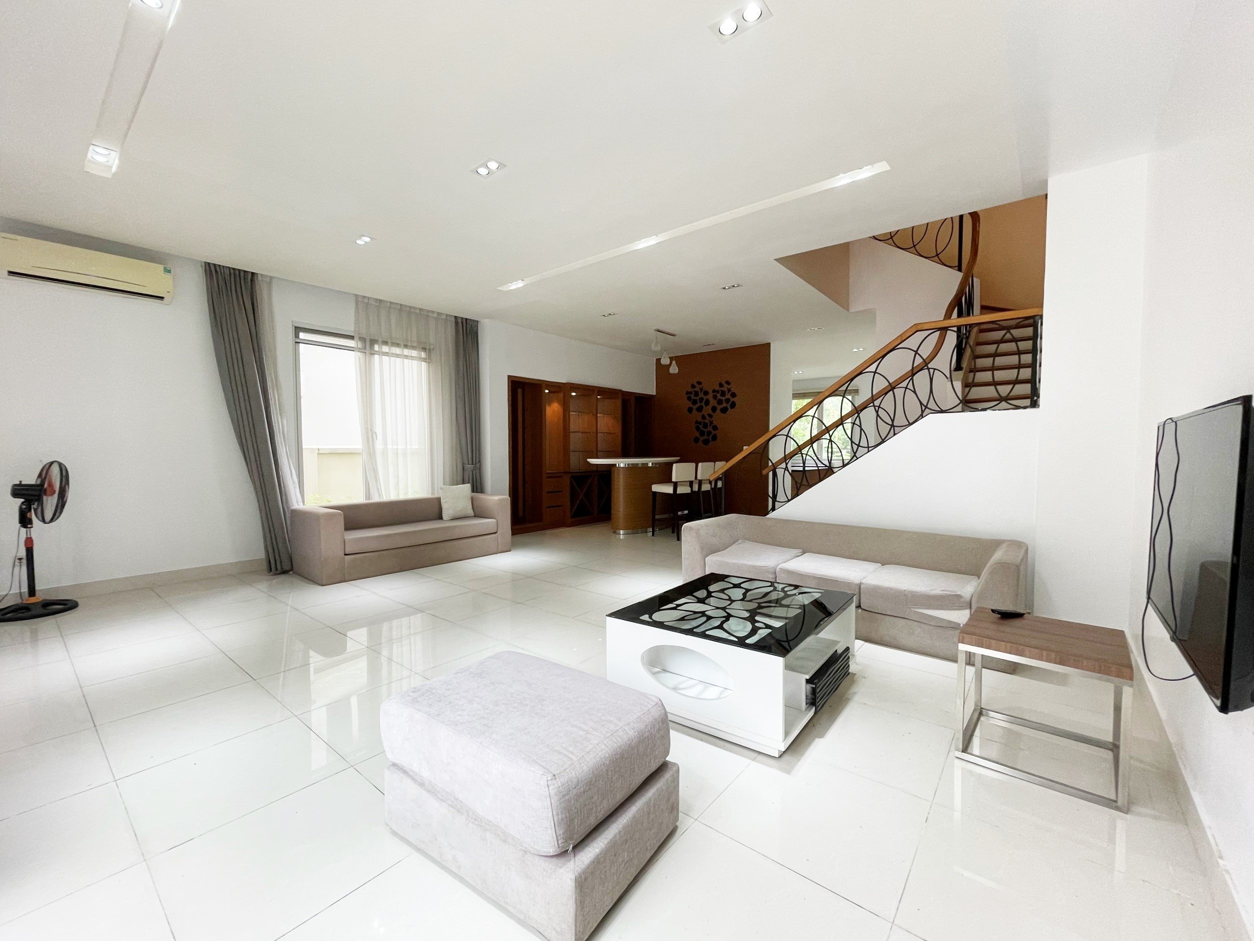 Cho thuê biệt thự sân view công viên sông sau nhà Vinhomes Riverside 3