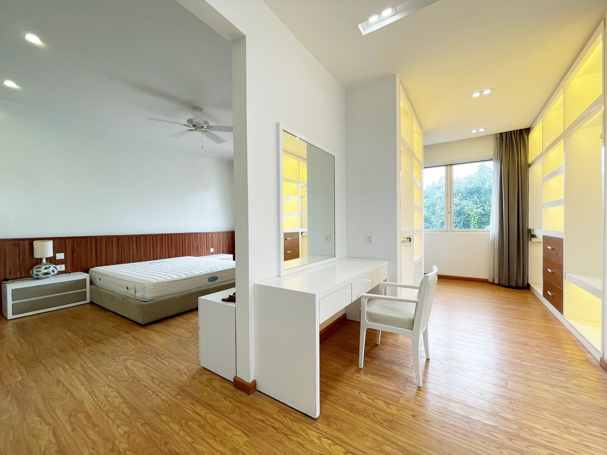 Cho thuê biệt thự sân view công viên sông sau nhà Vinhomes Riverside 6