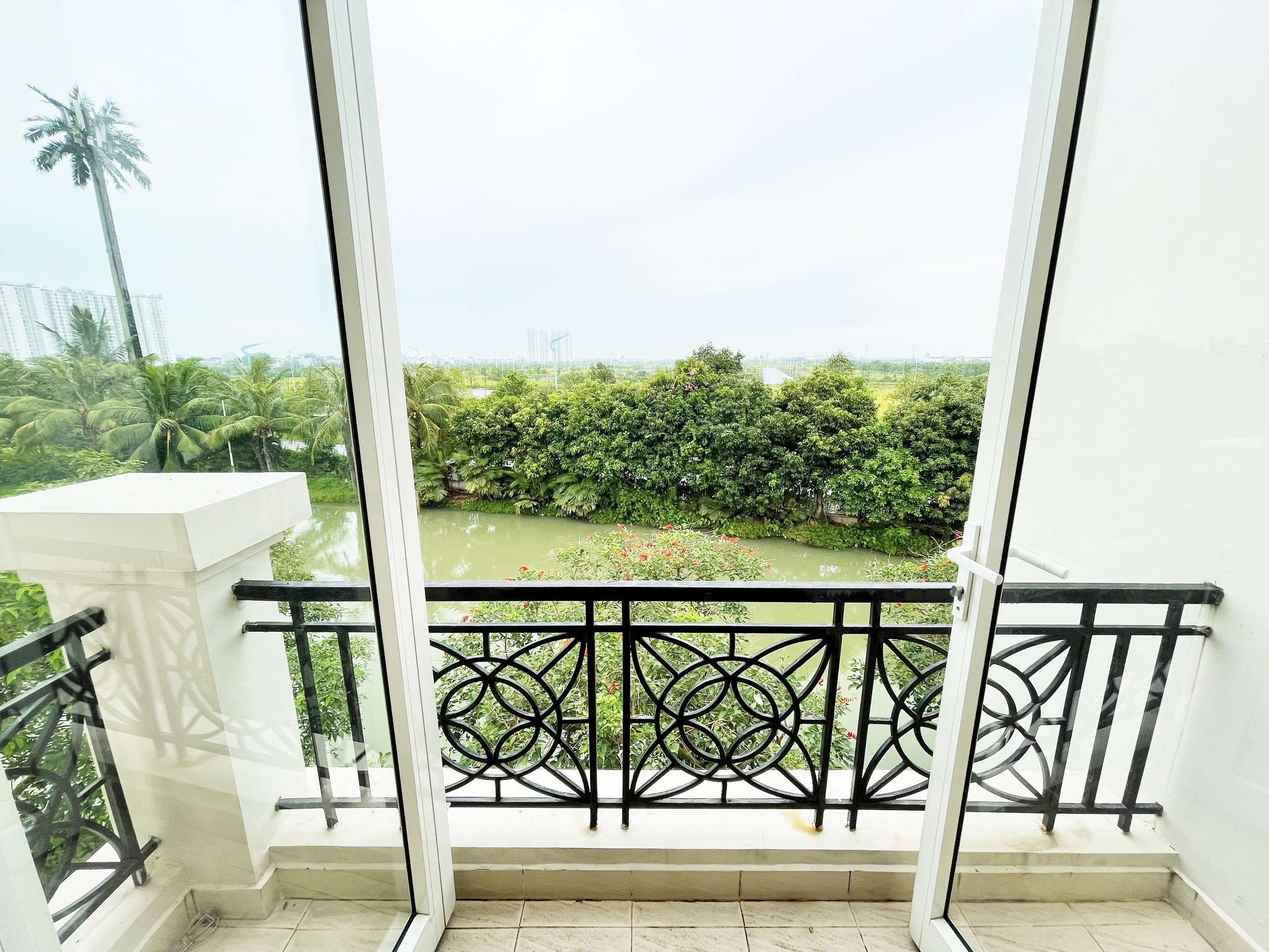 Cho thuê biệt thự sân view công viên sông sau nhà Vinhomes Riverside 7