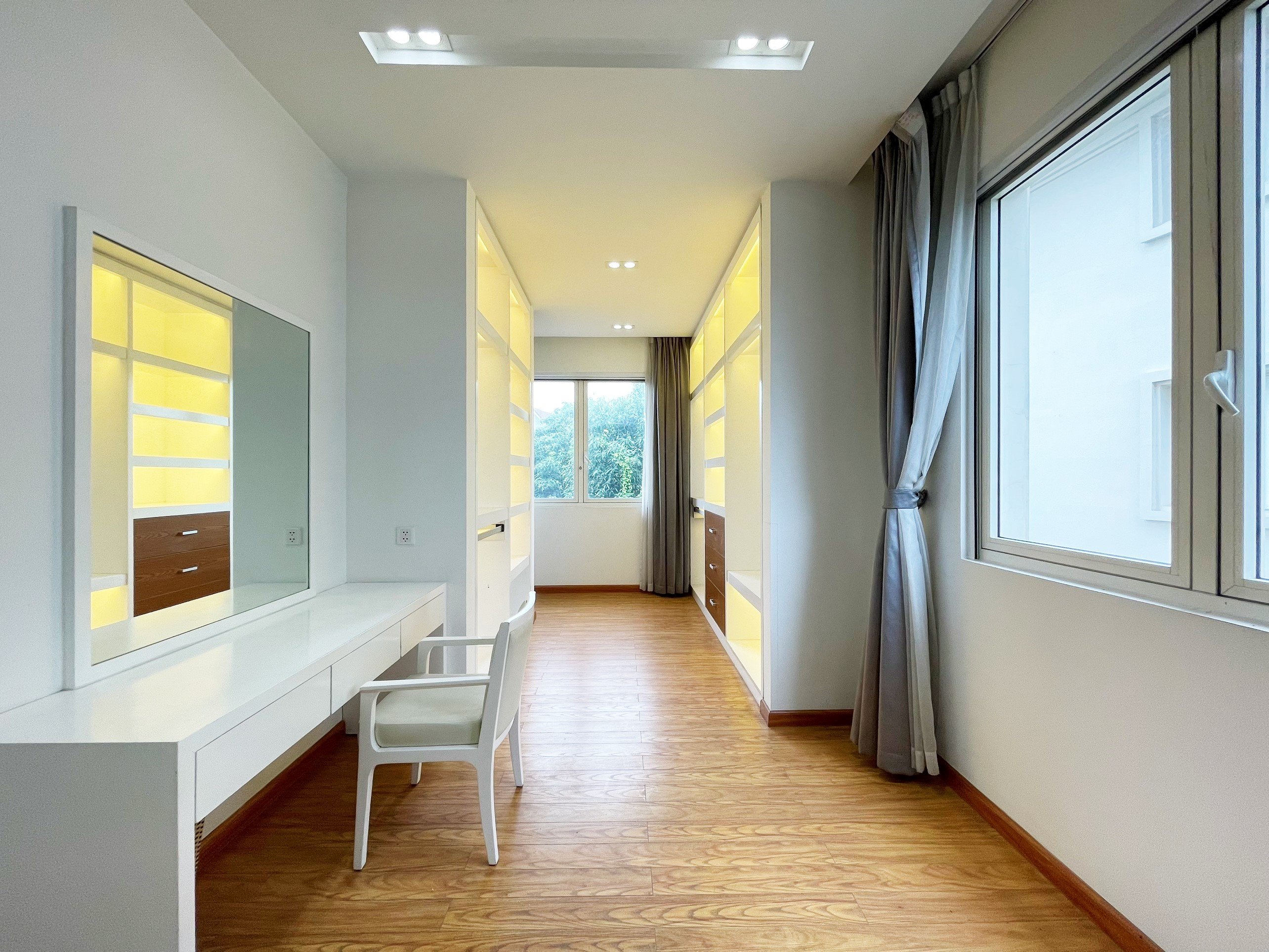 Cho thuê biệt thự sân view công viên sông sau nhà Vinhomes Riverside 8
