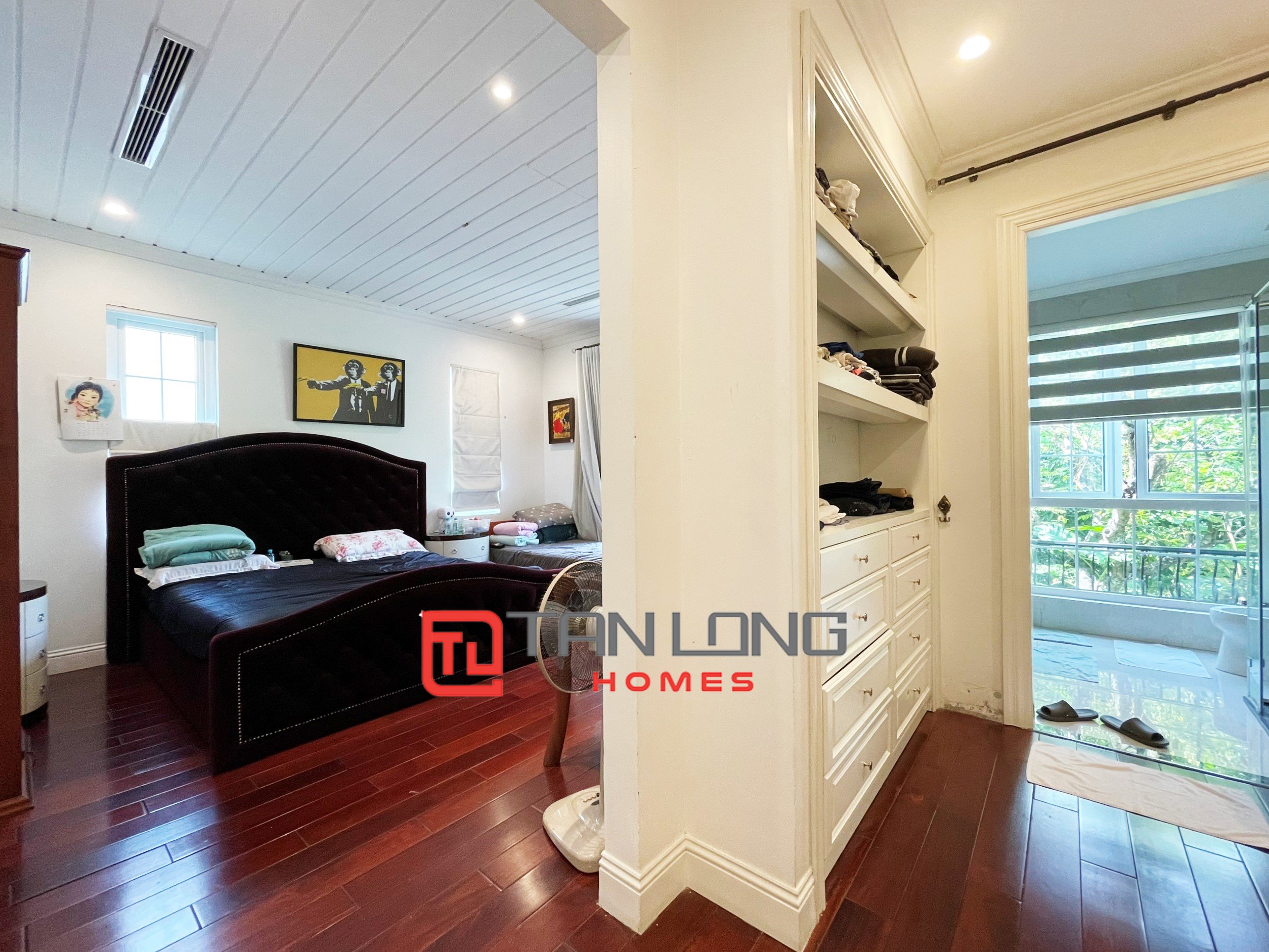 Cho thuê Biệt thự sân vườn 4 phòng ngủ gần trường quốc tế BIS tại Vinhomes Riverside 12