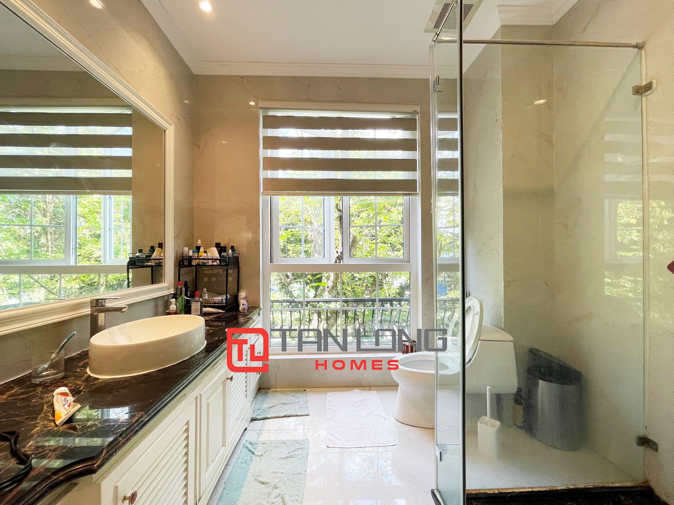 Cho thuê Biệt thự sân vườn 4 phòng ngủ gần trường quốc tế BIS tại Vinhomes Riverside 14