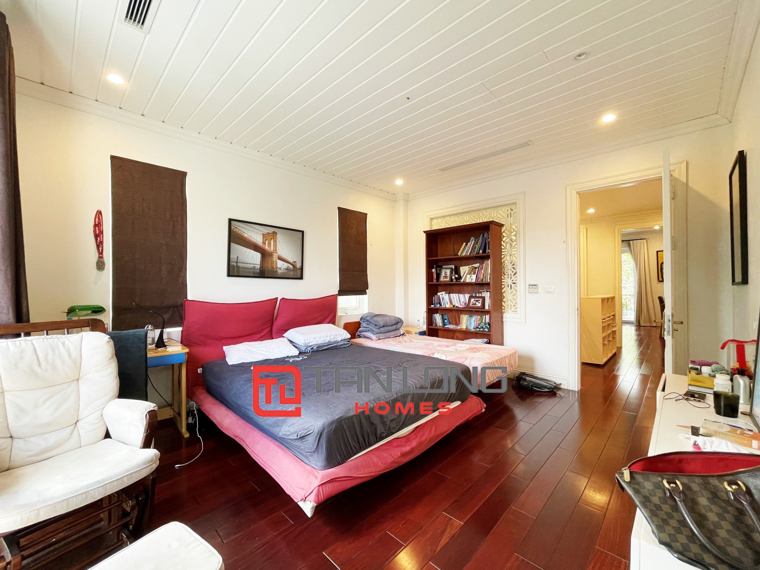 Cho thuê Biệt thự sân vườn 4 phòng ngủ gần trường quốc tế BIS tại Vinhomes Riverside 8