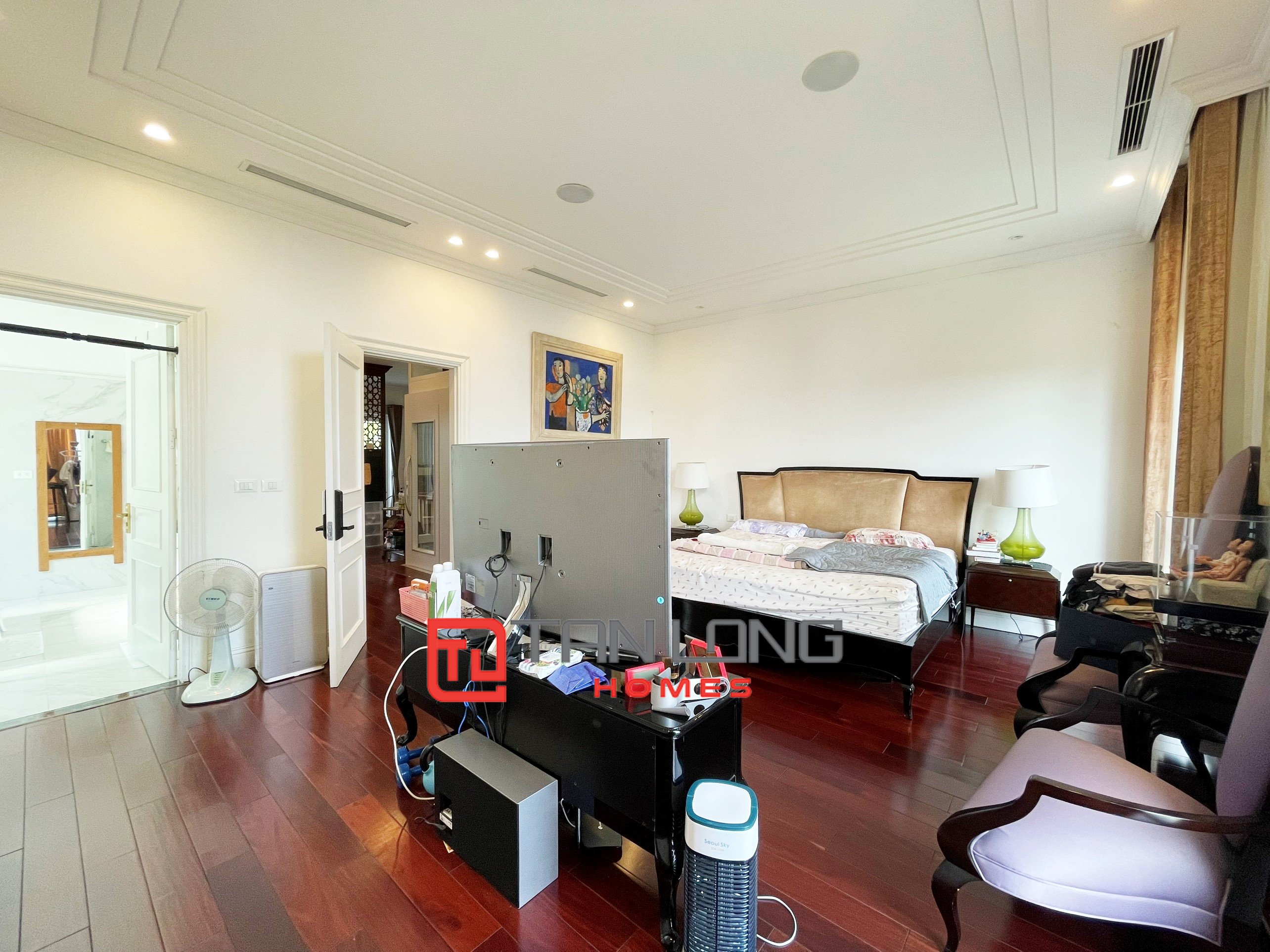 Cho thuê Biệt thự sân vườn 4 phòng ngủ gần trường quốc tế BIS tại Vinhomes Riverside 19