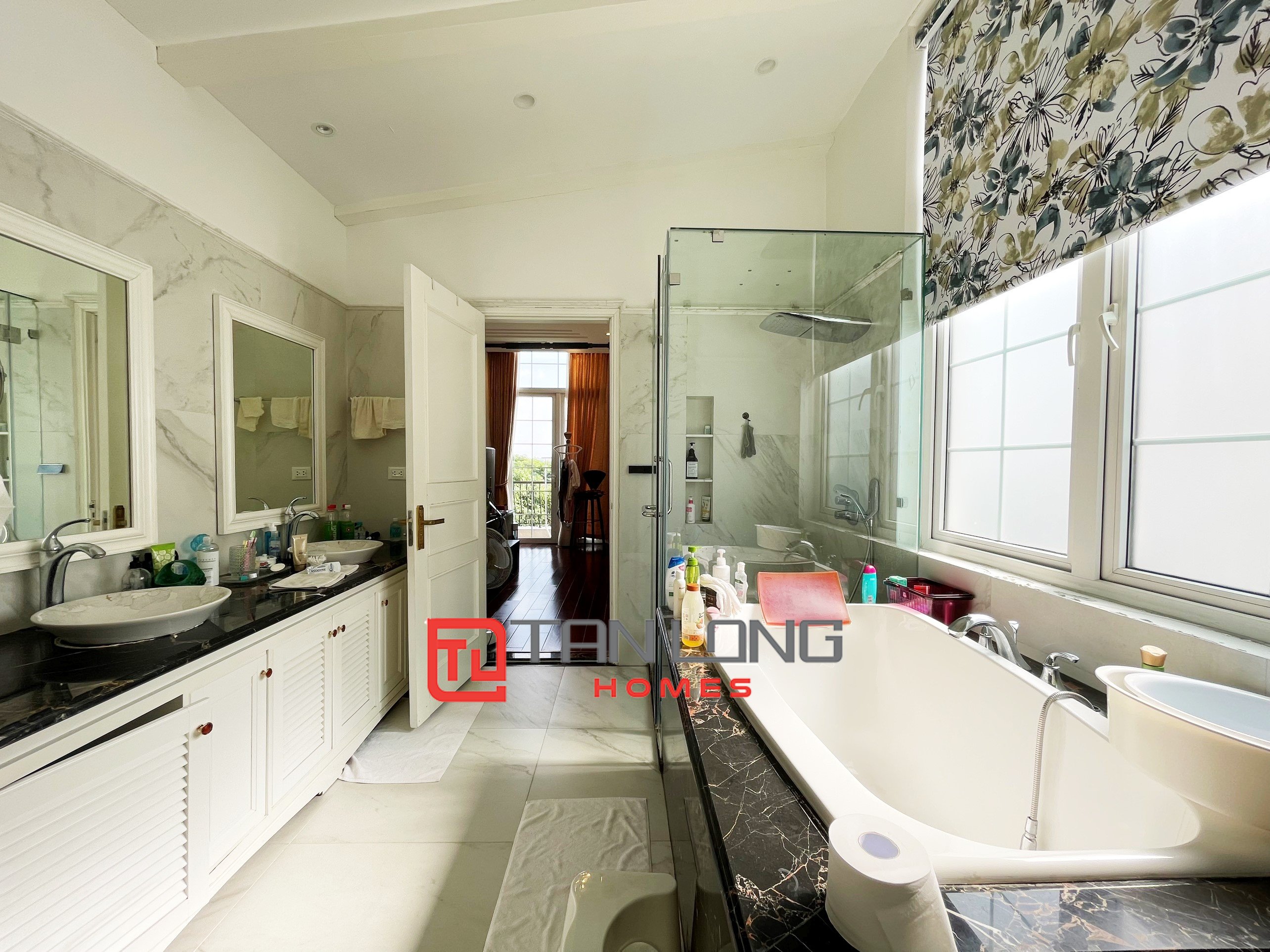 Cho thuê Biệt thự sân vườn 4 phòng ngủ gần trường quốc tế BIS tại Vinhomes Riverside 20