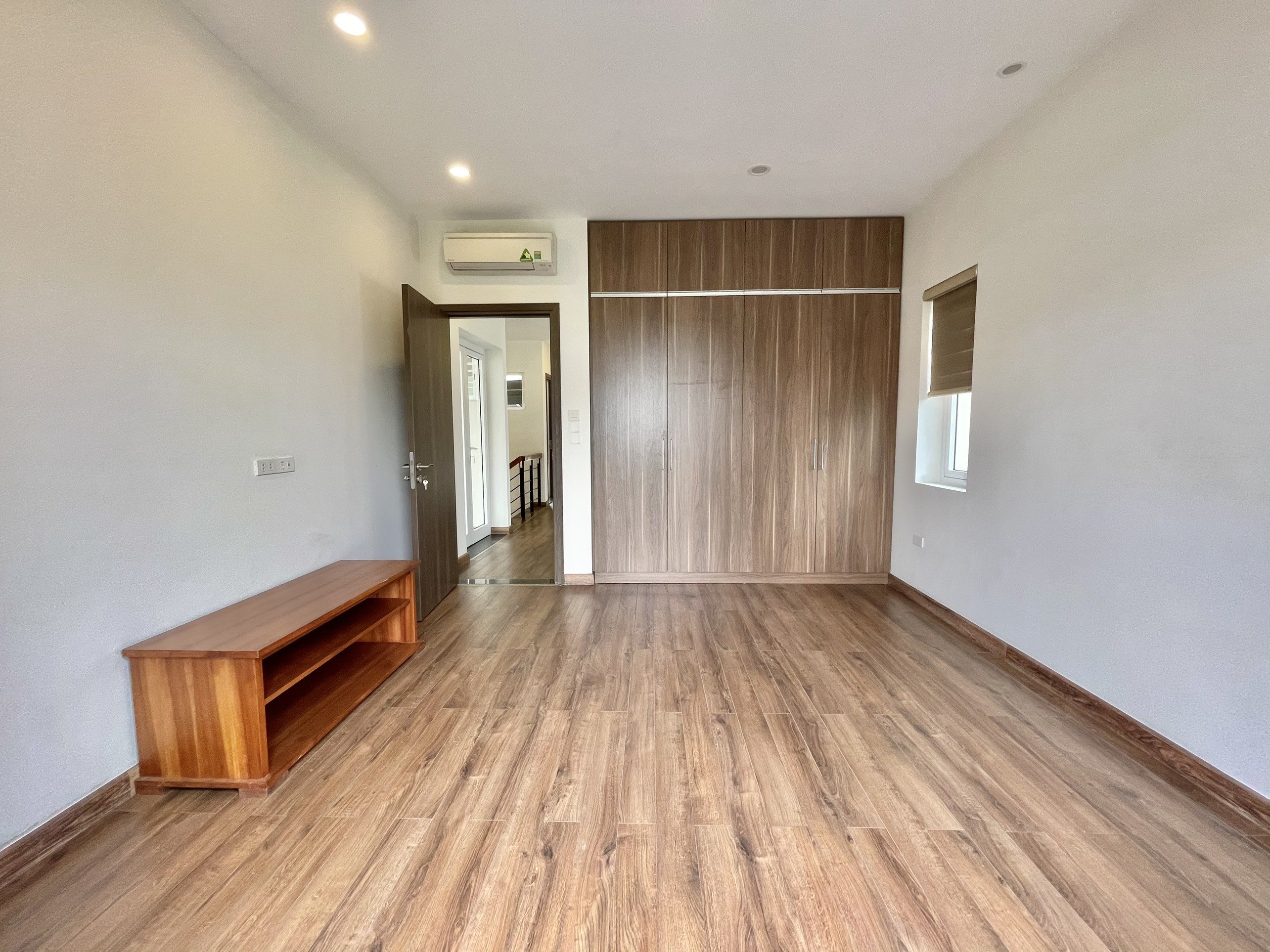 Cho thuê biệt thự sân vườn có sông không đồ Hoa Sữa Vinhomes Riverside 10