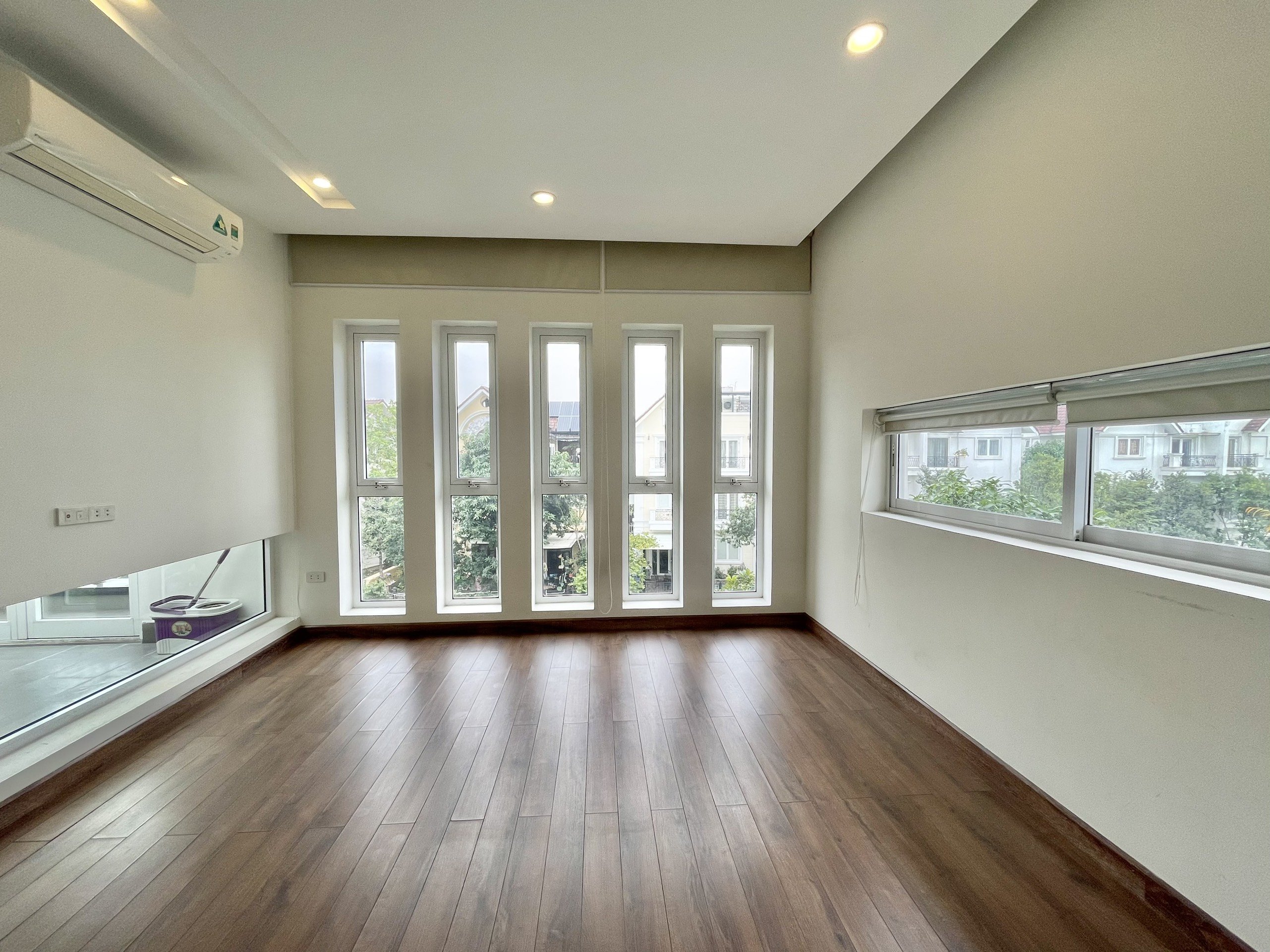 Cho thuê biệt thự sân vườn có sông không đồ Hoa Sữa Vinhomes Riverside 11
