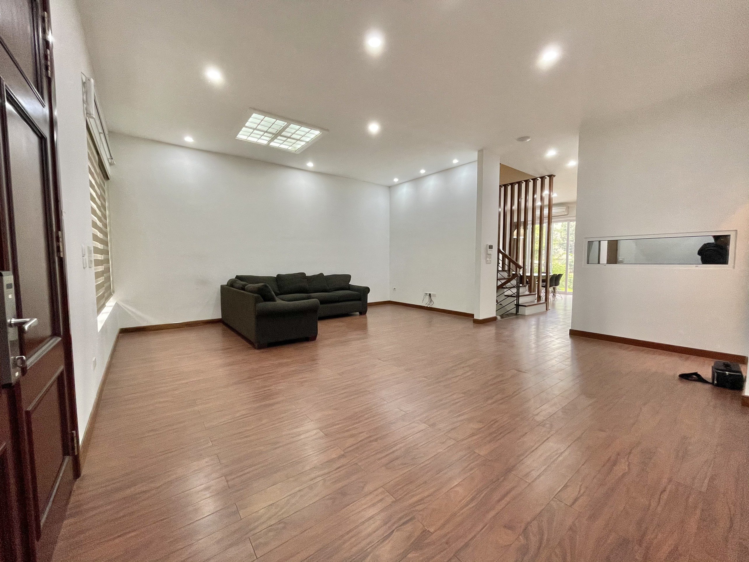 Cho thuê biệt thự sân vườn có sông không đồ Hoa Sữa Vinhomes Riverside 3