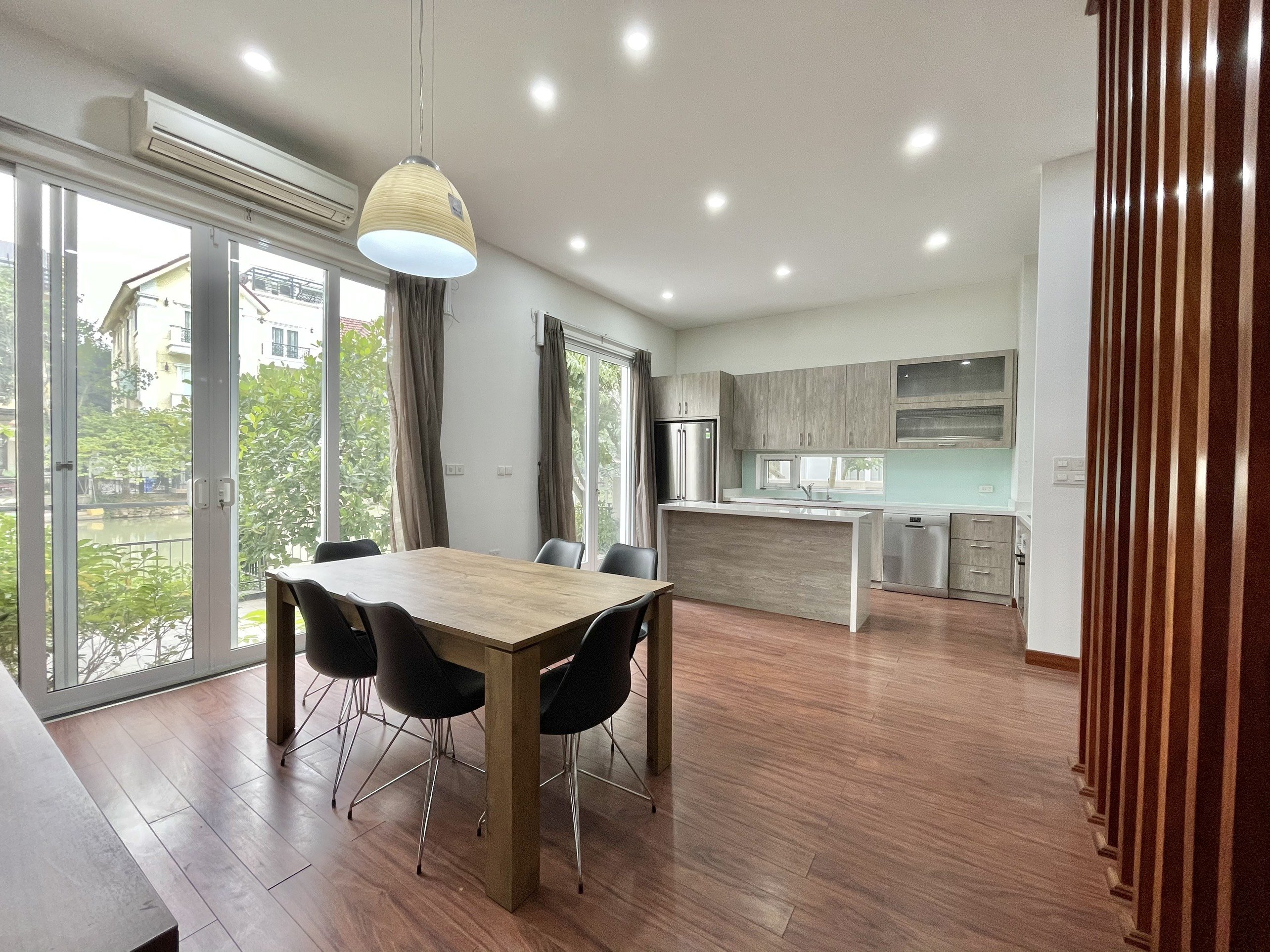 Cho thuê biệt thự sân vườn có sông không đồ Hoa Sữa Vinhomes Riverside 4