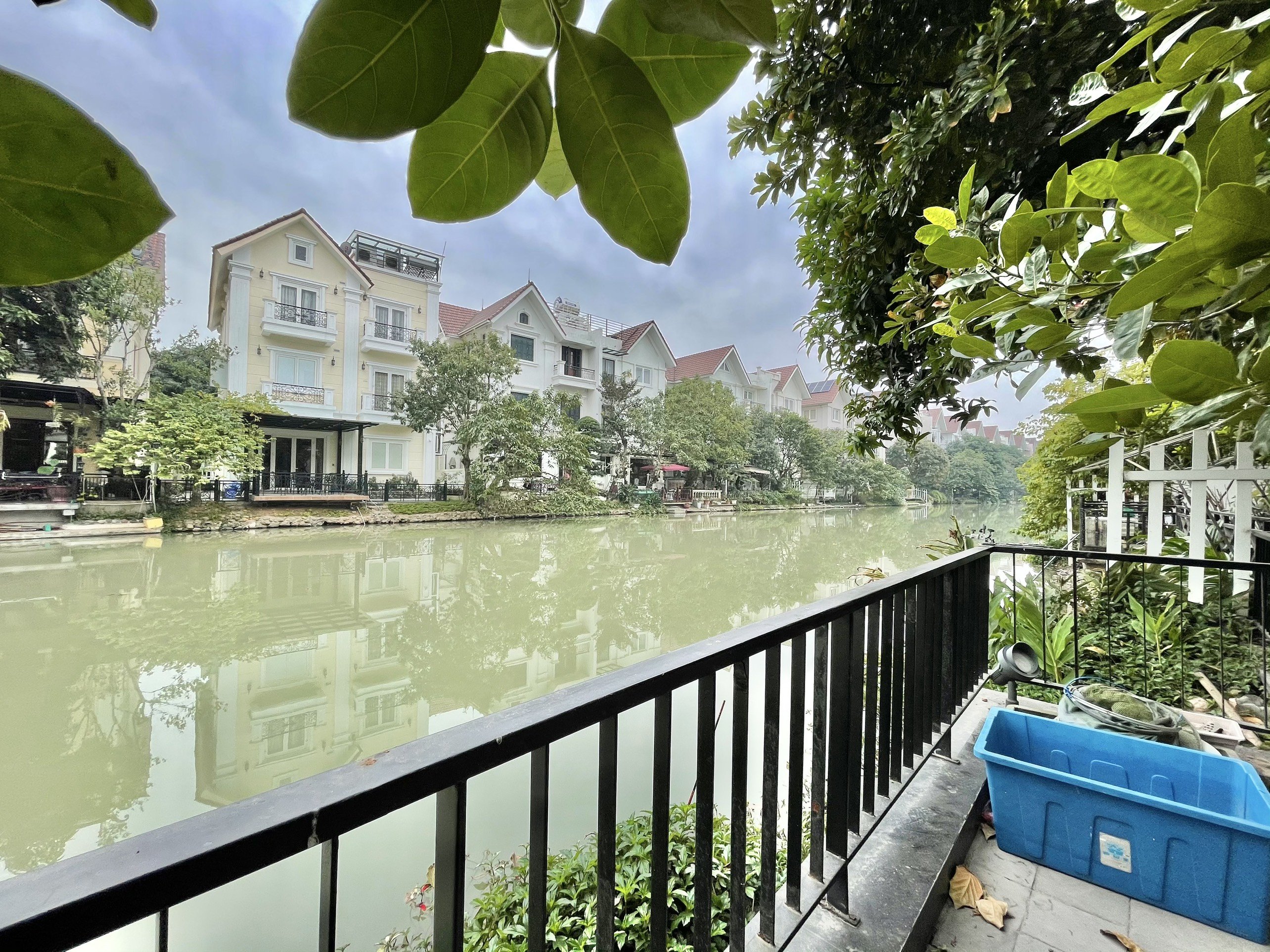 Cho thuê biệt thự sân vườn có sông không đồ Hoa Sữa Vinhomes Riverside 6