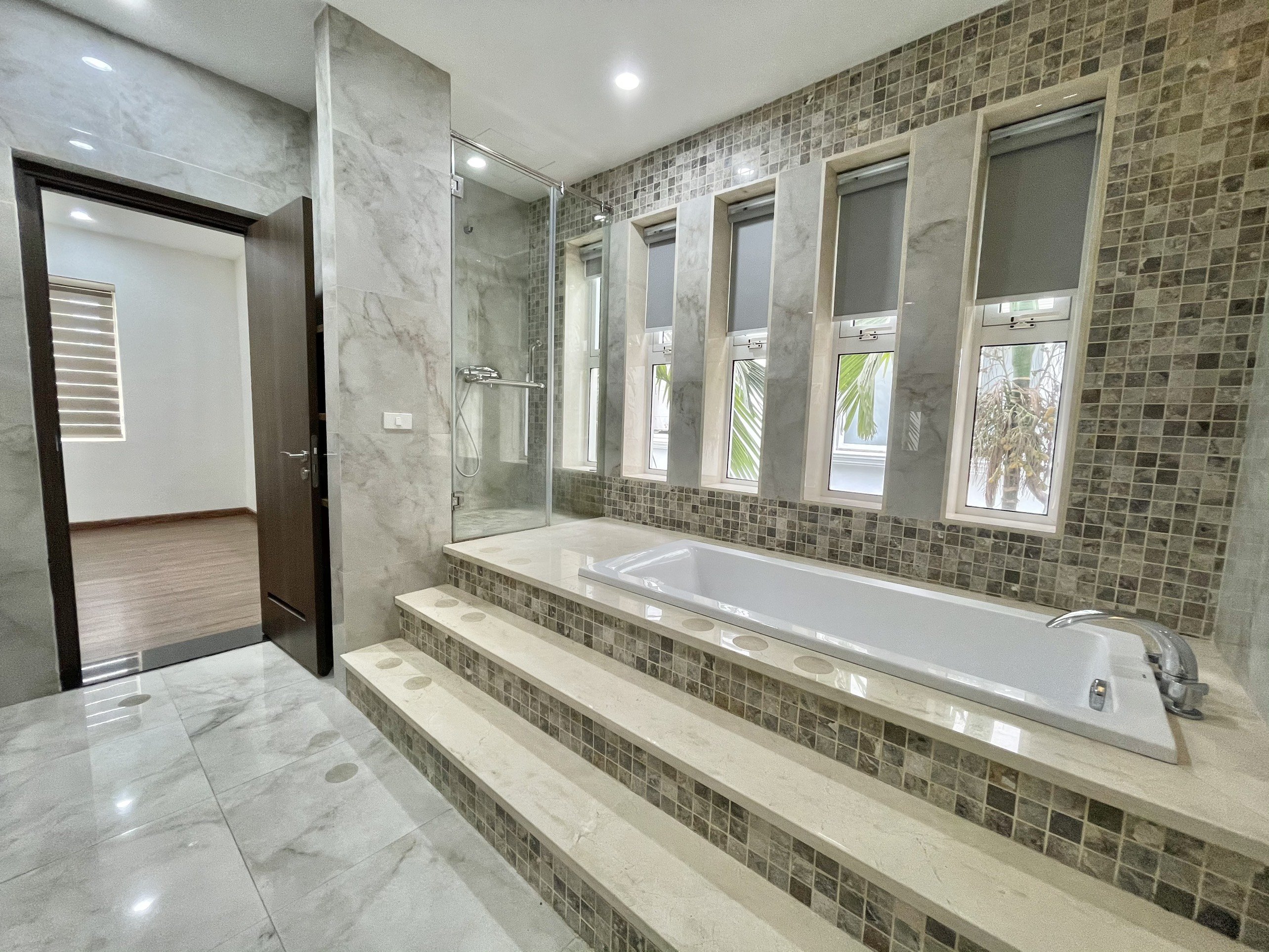 Cho thuê biệt thự sân vườn có sông không đồ Hoa Sữa Vinhomes Riverside 8