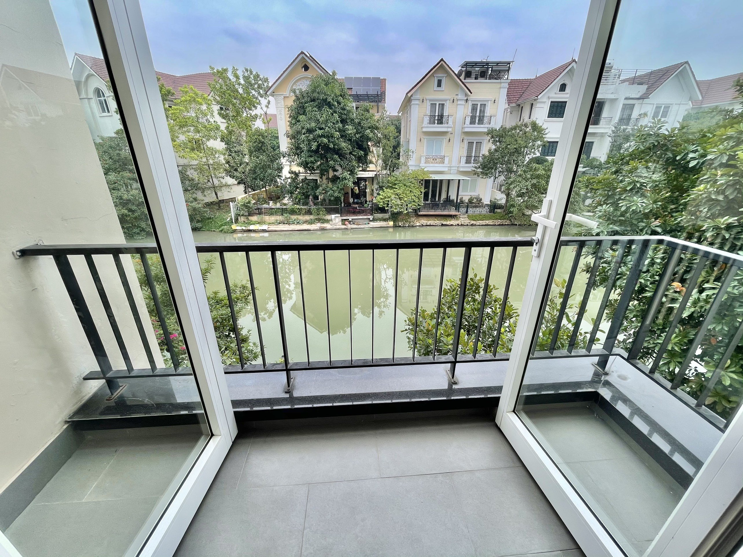 Cho thuê biệt thự sân vườn có sông không đồ Hoa Sữa Vinhomes Riverside 9