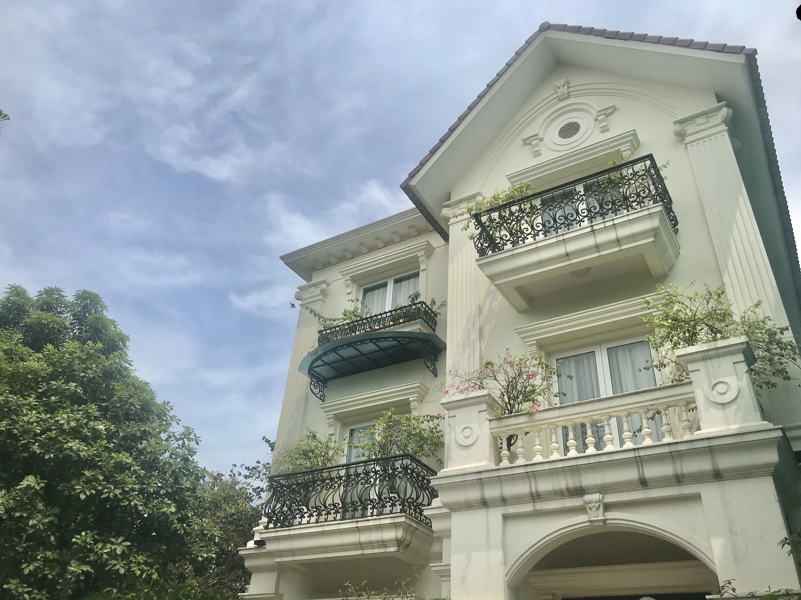 Cho thuê biệt thự sân vườn đủ đồ Hoa Sữa Vinhomes Riverside 1