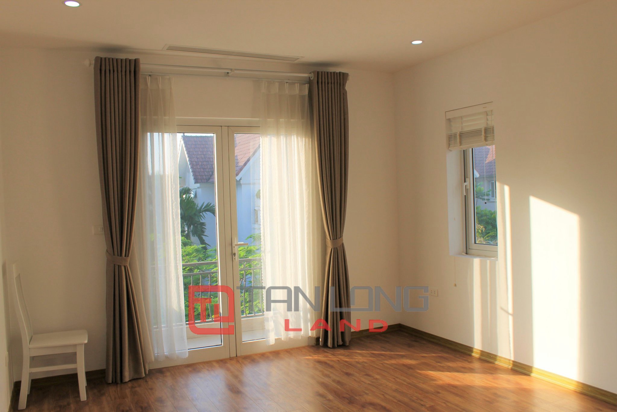 Cho thuê biệt thự song lập 225m2 view sông khu Hoa Sữa Vinhomes Riverside 12
