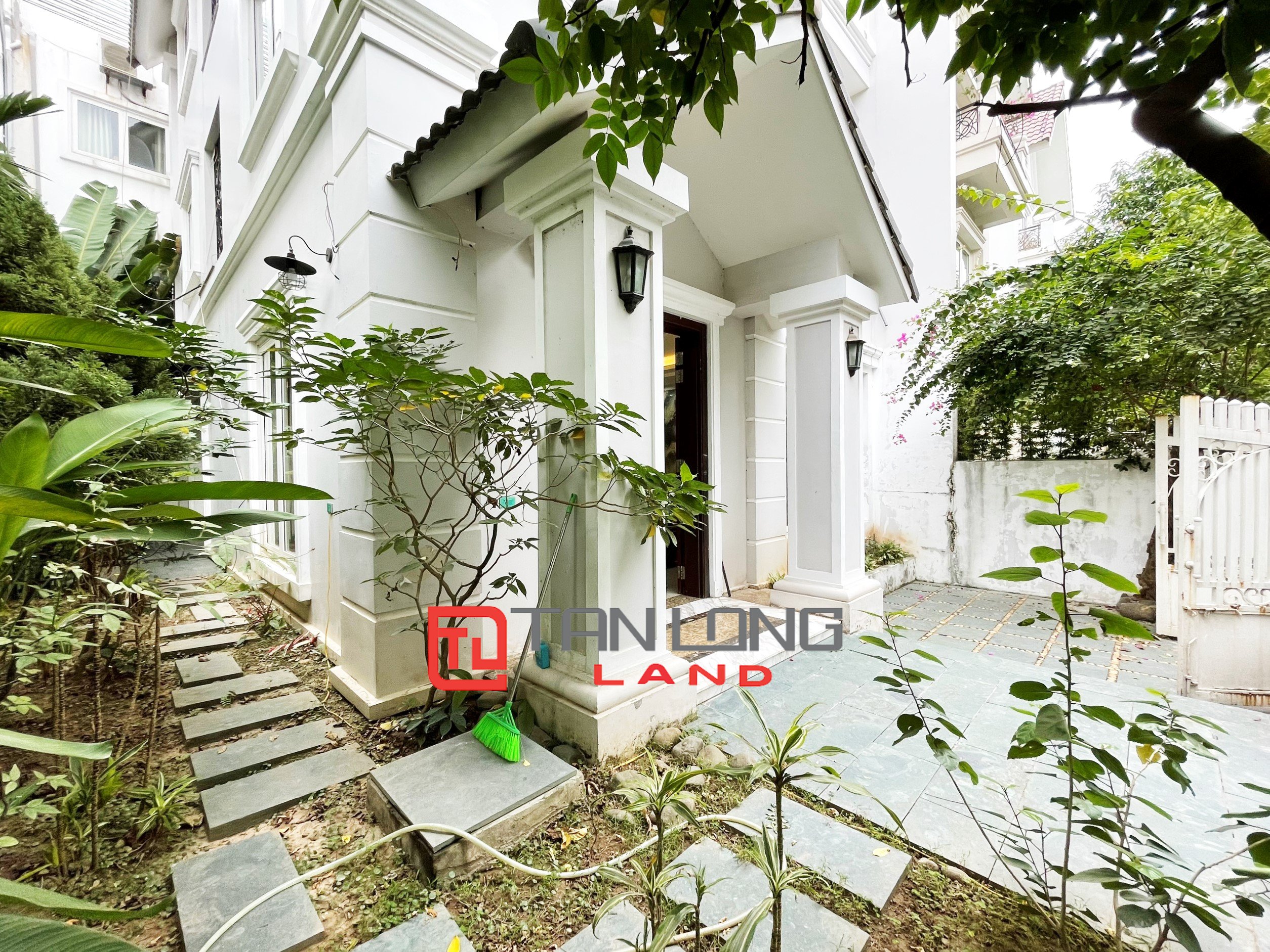Cho thuê Biệt thự Song lập 3 phòng ngủ gần trường BIS tại Vinhomes Riverside 2