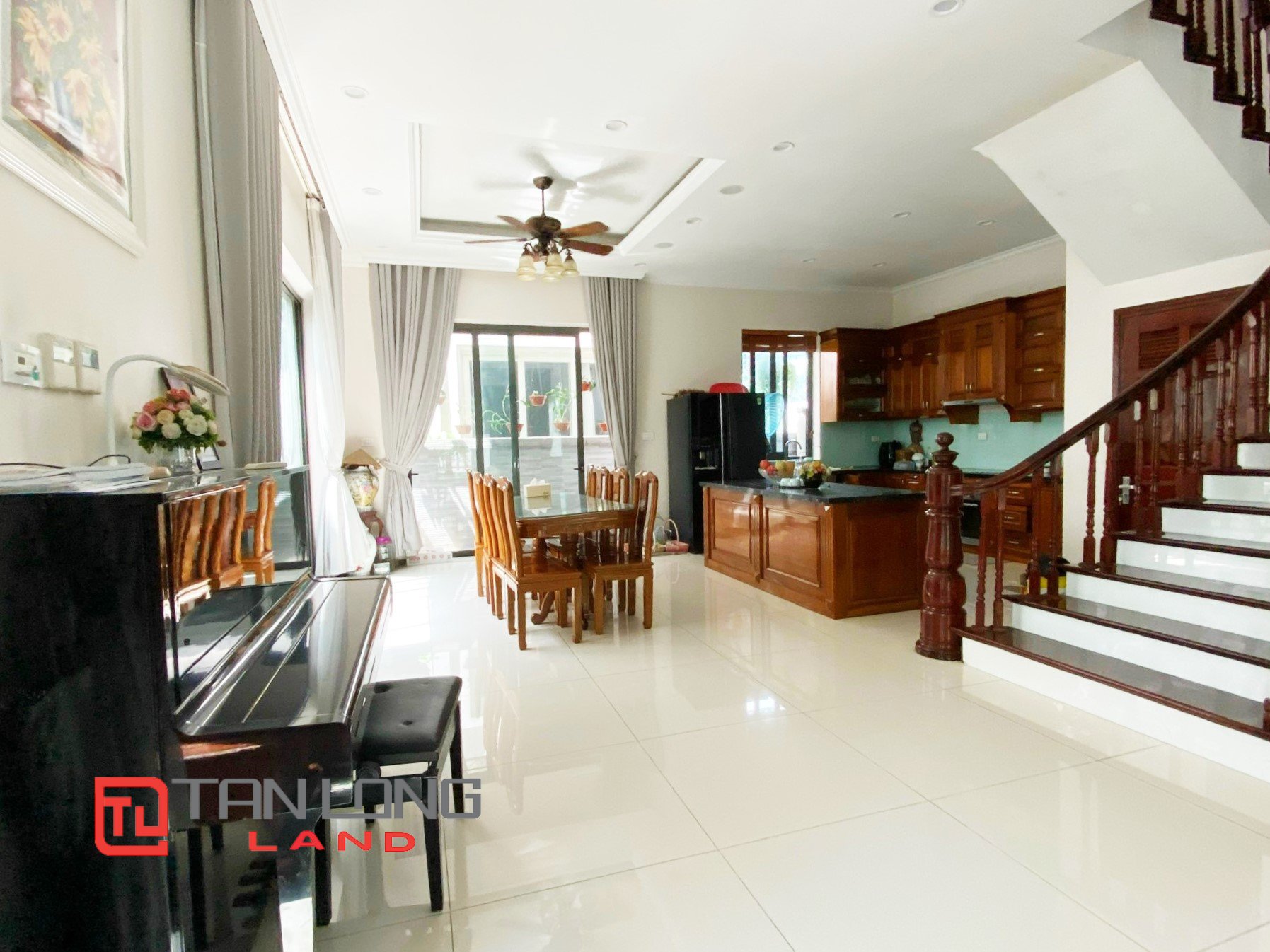 Cho thuê Biệt thự Song lập 3 phòng ngủ gần TTTM Vincom tại Vinhomes Riverside 4