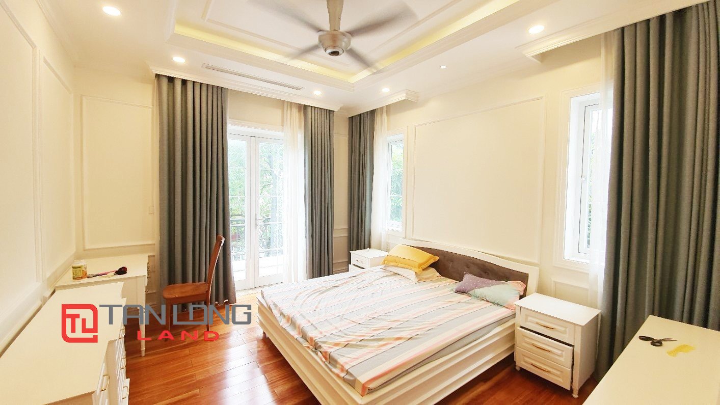 Cho thuê Biệt thự Song lập 4 phòng ngủ full nội thất cao cấp tại Vinhomes Riverside Long Biên 8