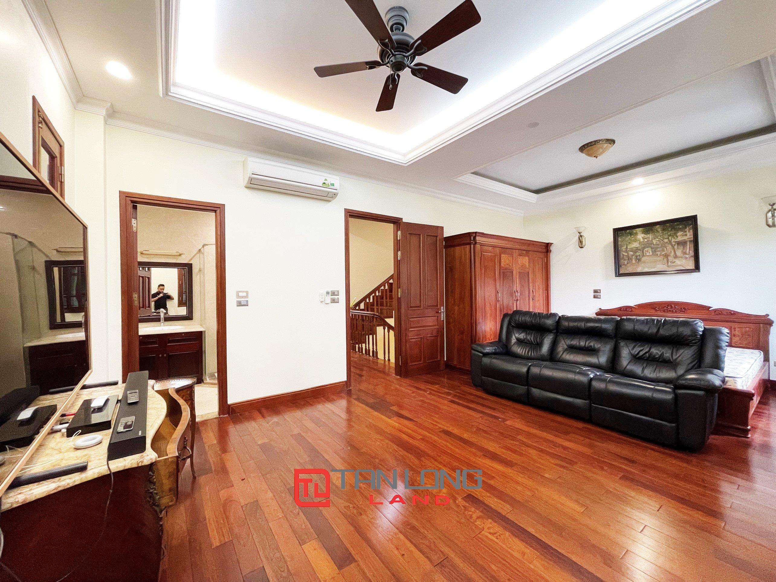 Cho thuê Biệt thự Song lập 4 phòng ngủ, full nội thất tại Vinhomes Riverside Long Biên 11