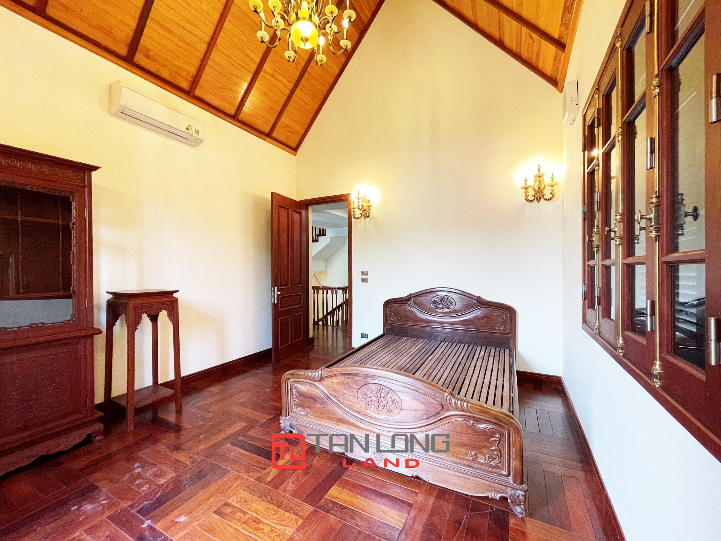 Cho thuê Biệt thự Song lập 4 phòng ngủ, full nội thất tại Vinhomes Riverside Long Biên 15