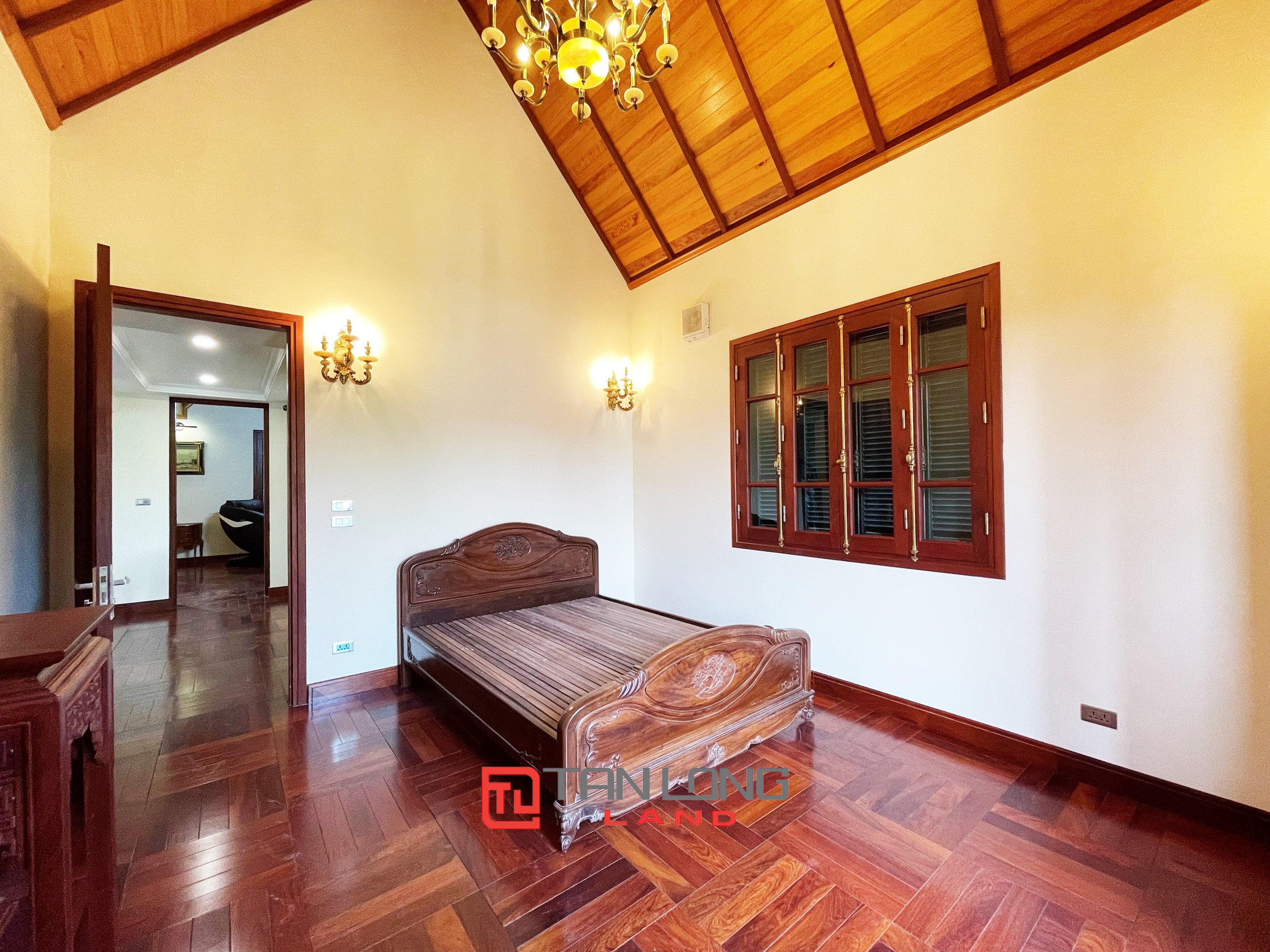 Cho thuê Biệt thự Song lập 4 phòng ngủ, full nội thất tại Vinhomes Riverside Long Biên 16